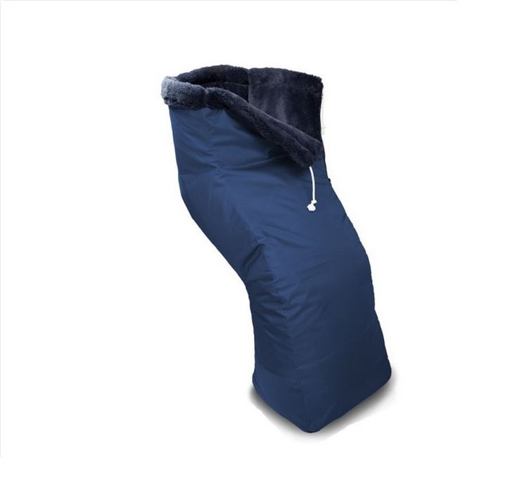 Blauer Schlupfsack mit Webpelz-Futter. Kordelzug am oberen Rand. Blick von oben.