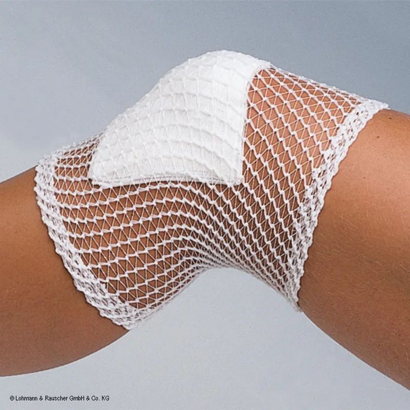 Netzverband am Knie. Weißes, netzartiges Material. Abdeckung der Kniescheibe. Netzverband fixiert.