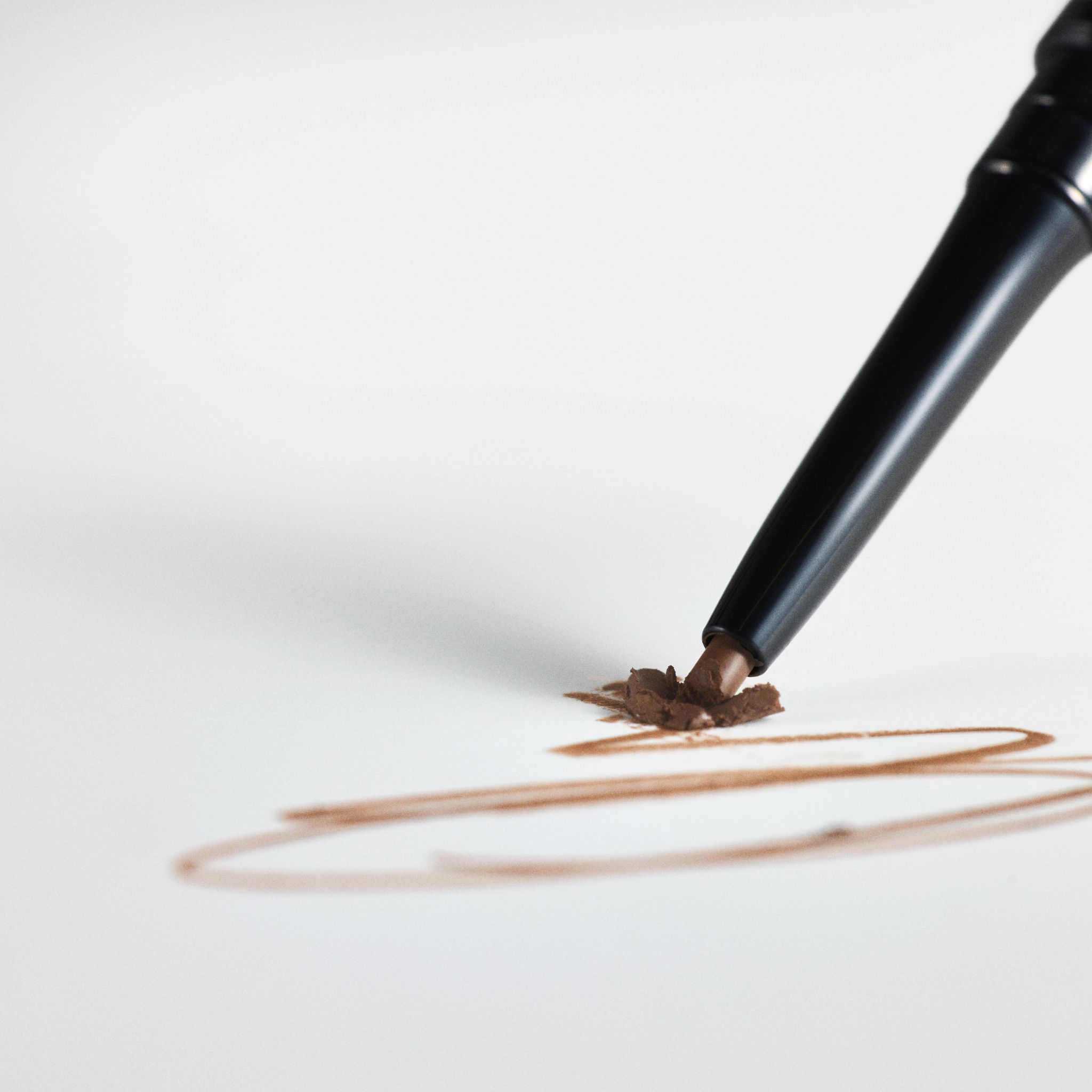 RevitaLash® Hi-Def Brow Pencil in Warm Brown beim Zeichnen einer Linie.