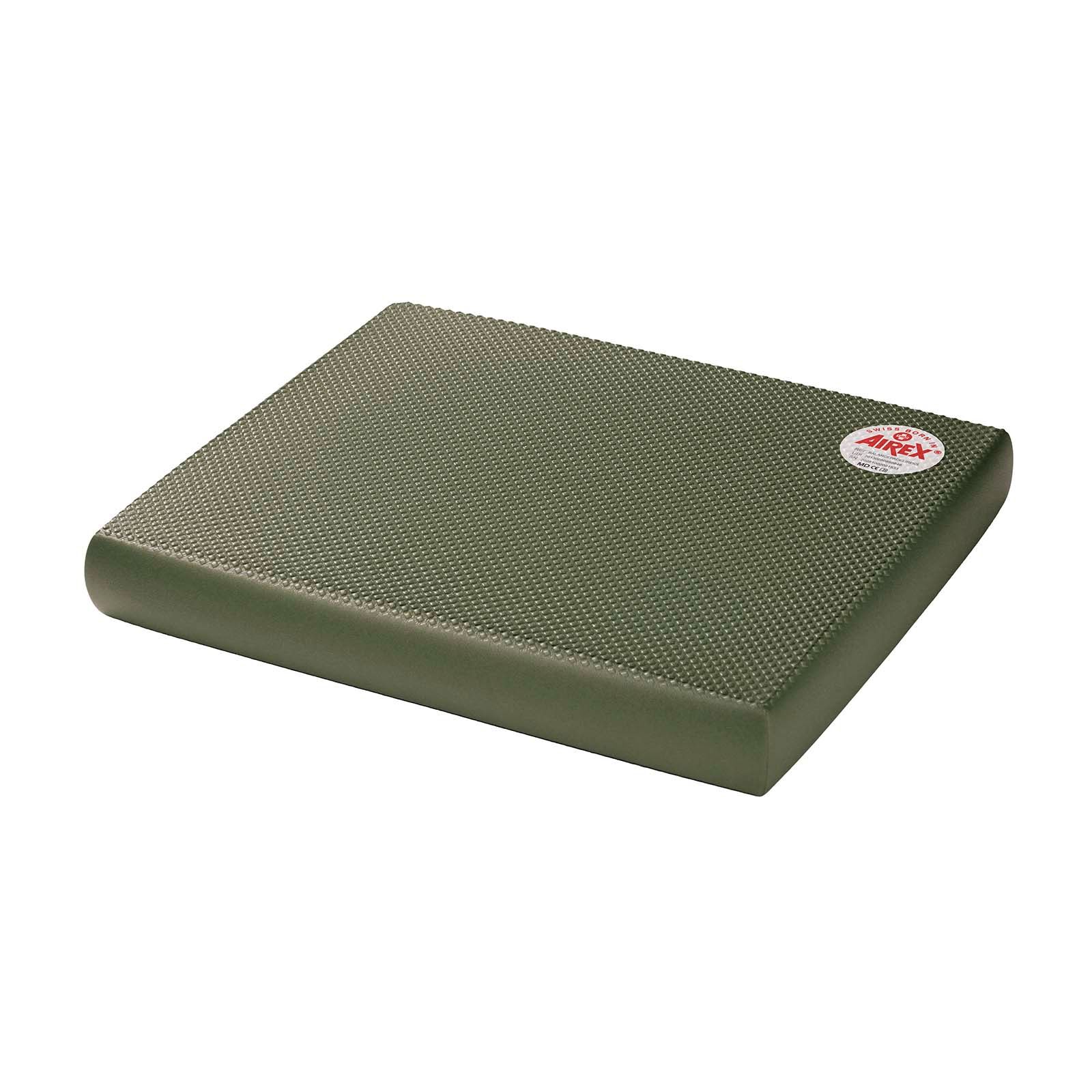Olivgrünes, rechteckiges Balance-Pad mit strukturierter Oberfläche. AIREX-Logo und Zertifizierungsetikett.