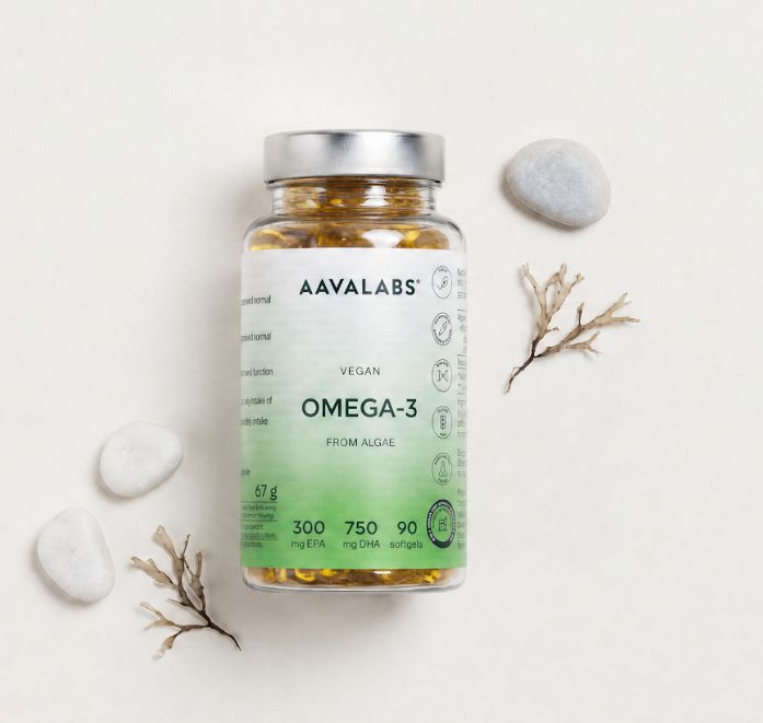 Aavalabs Vegan Omega-3 Flasche mit Steinen und Algen.