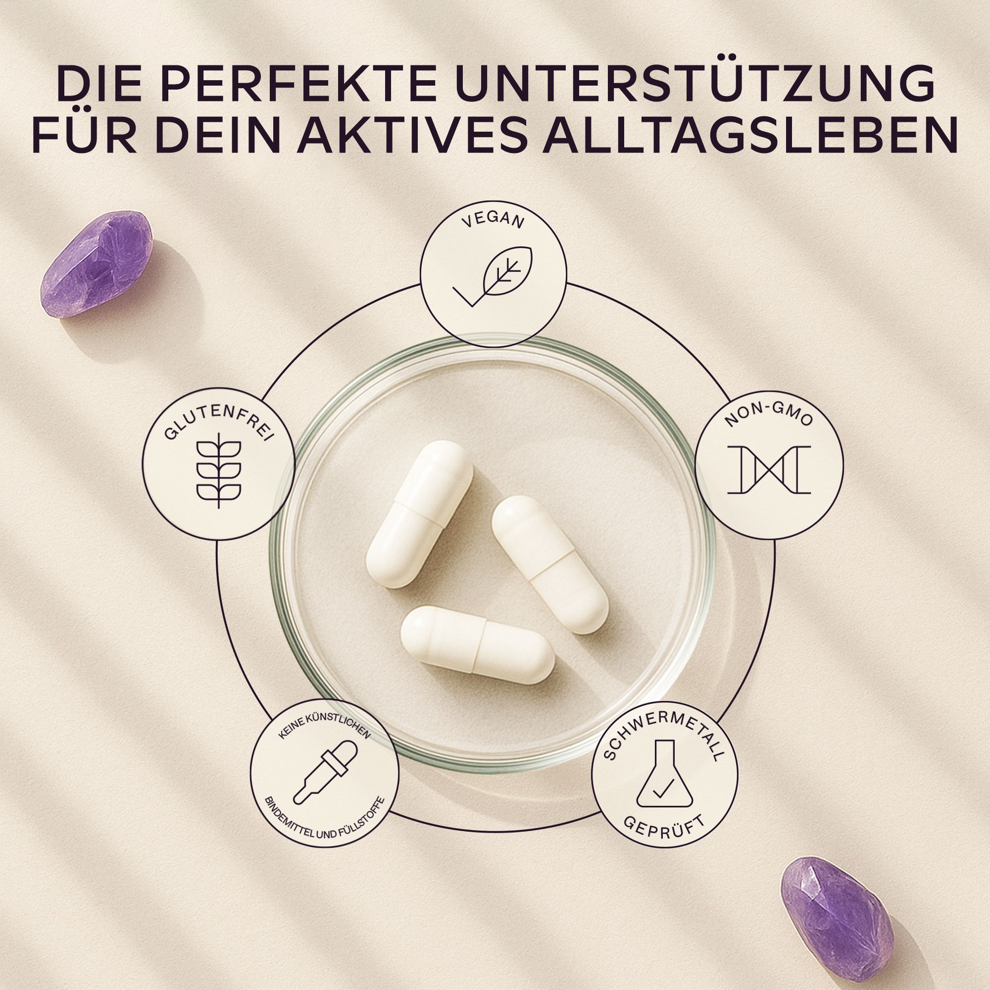 Drei Kapseln auf einer Glasplatte. Symbole: Vegan, glutenfrei, non-GMO, keine künstlichen Zusätze, geprüft auf Schwermetalle.