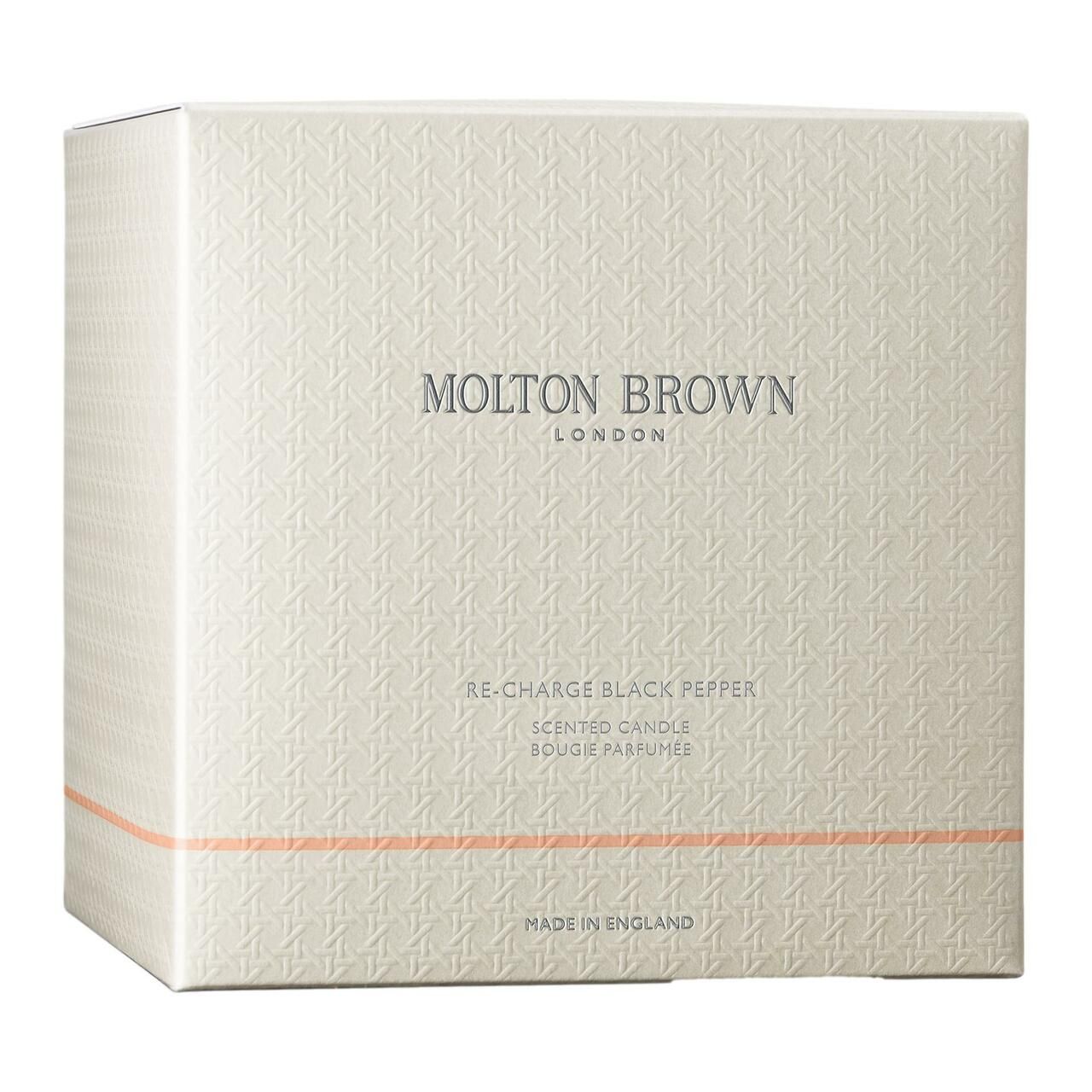 Quadratische Verpackung mit Molton Brown-Logo und Aufschrift Re-Charge Black Pepper. Hergestellt in England.