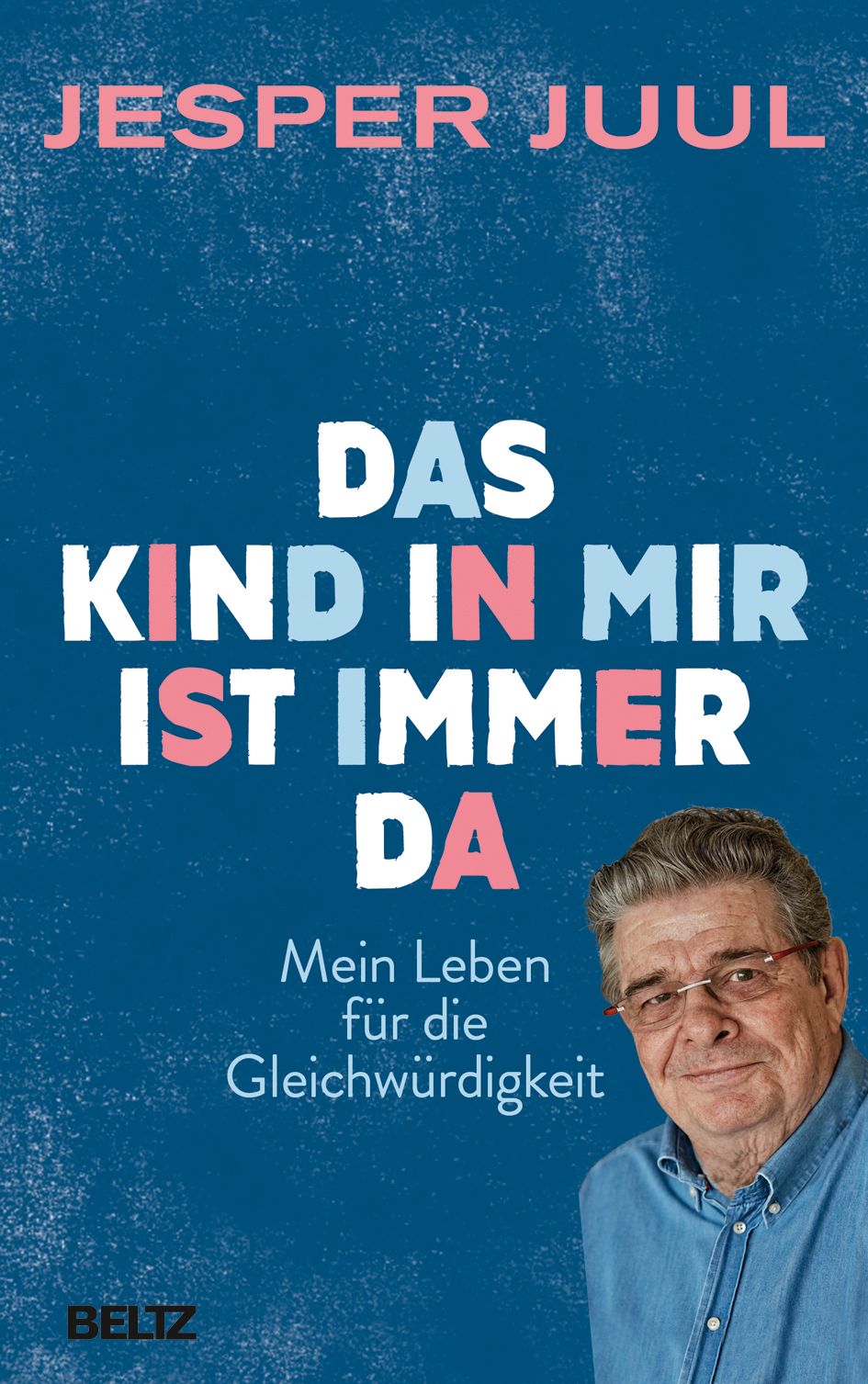 Buchcover mit blauem Hintergrund. Titel: Das Kind in mir ist immer da. Autor: Jesper Juul. Gesicht eines Mannes mit Brille.
