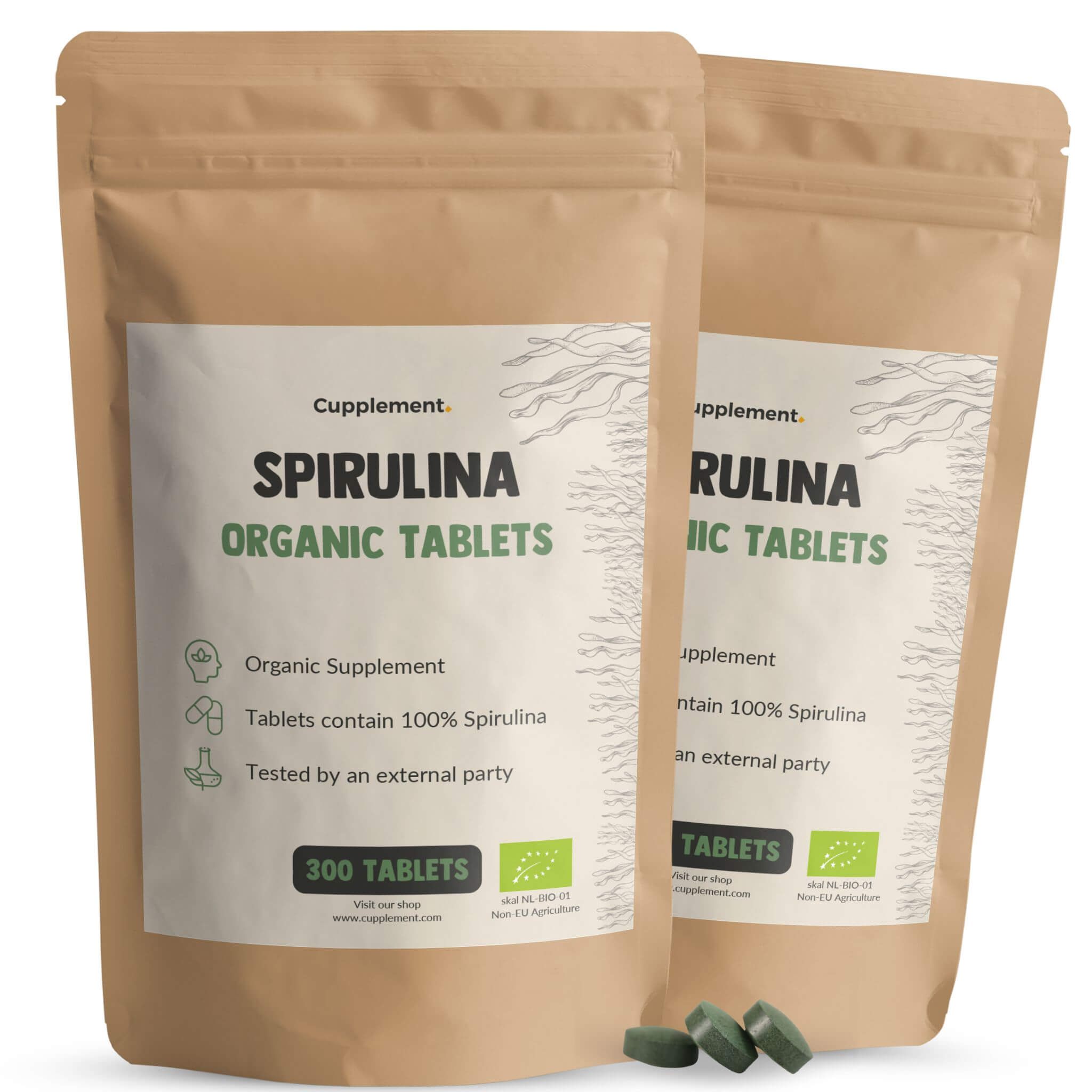 Zwei Beutel mit Spirulina-Tabletten. Aufschrift: Cupplement, Spirulina Organic Tablets, 300 Tabletten. Grünliche Tabletten.