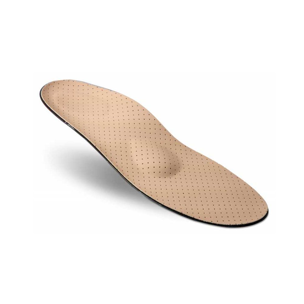 Beige orthopädische Einlegesohle mit kleinen Löchern und einer gewölbten Form.