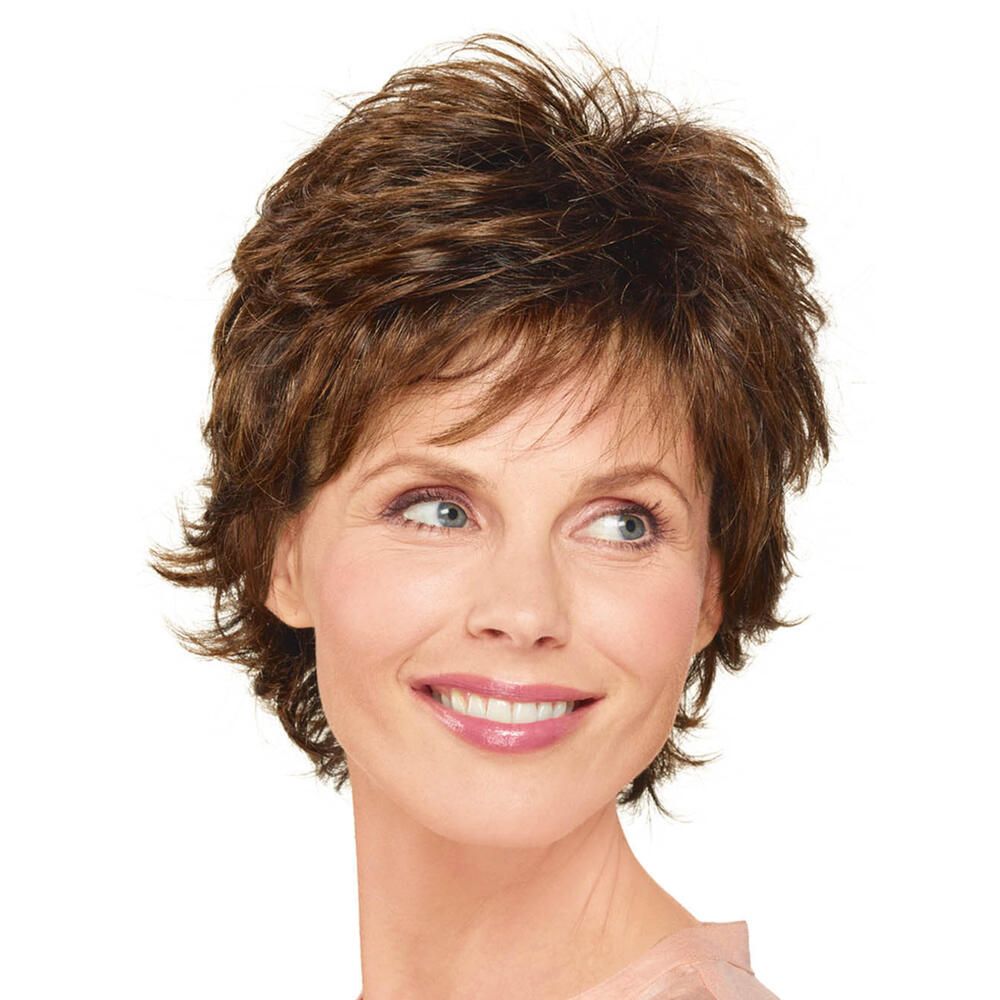 Kurzhaarperücke in Braun mit fransigem Schnitt. Frau mit Perücke blickt zur Seite. Helle Haut, rosa Oberteil.