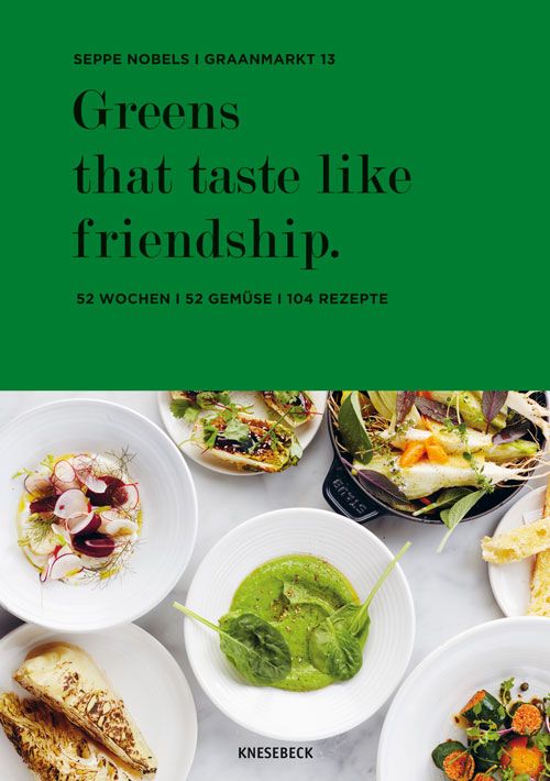Buchcover mit Titel "Greens that taste like friendship". Auf dem Cover grüne Schrift auf grünem Hintergrund. Darunter Teller mit Speisen.