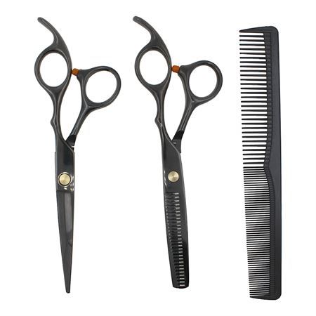 Zwei schwarze Friseurscheren und ein schwarzer Kamm auf weißem Hintergrund.