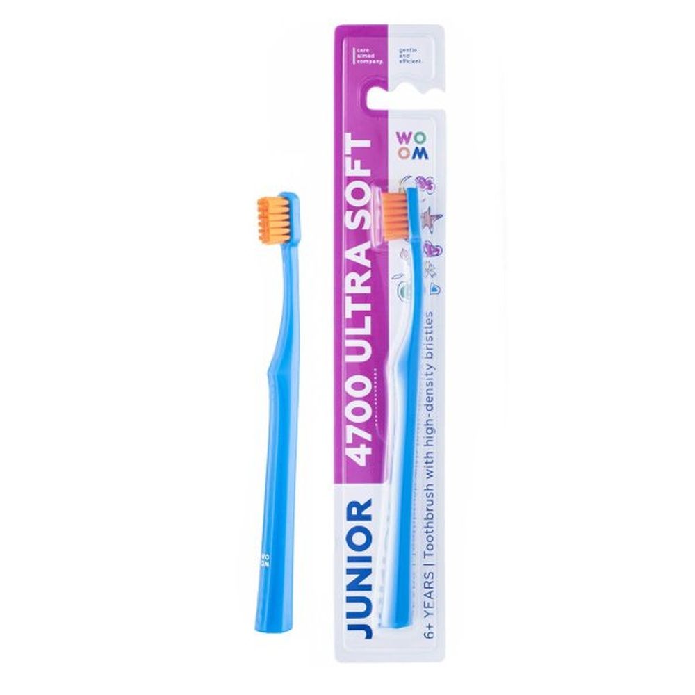 Blaue Zahnbürste und Verpackung. Auf der Verpackung steht 'JUNIOR 4700 ULTRA SOFT'.