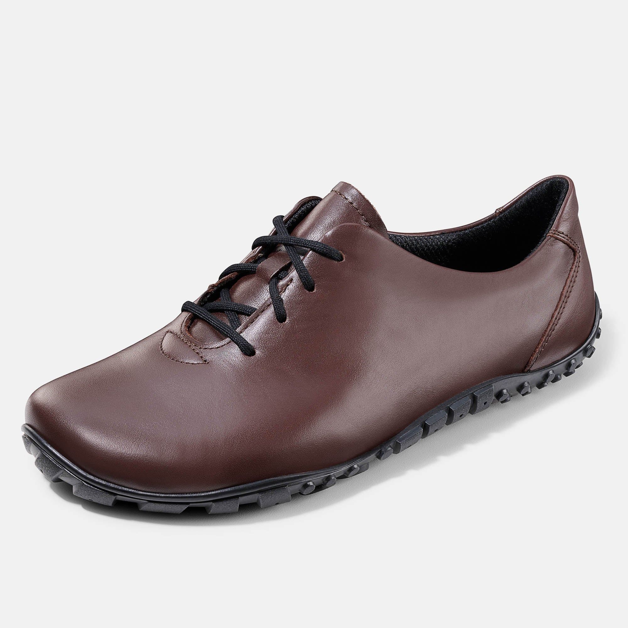 Braune Lederschnürschuh. Schwarze Schnürsenkel und Sohle. Perspektivische Ansicht.