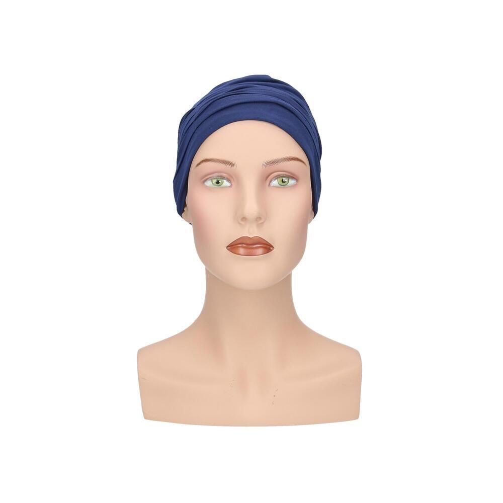 Blauer Turban auf einer Büste. Frontansicht. Stoff mit Falten. Keine weiteren Details.