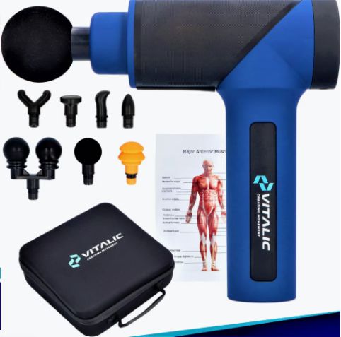 Massagepistole mit Zubehör, schwarzer Koffer mit Logo. Enthält Aufsätze, Bedienungsanleitung und anatomische Abbildung.