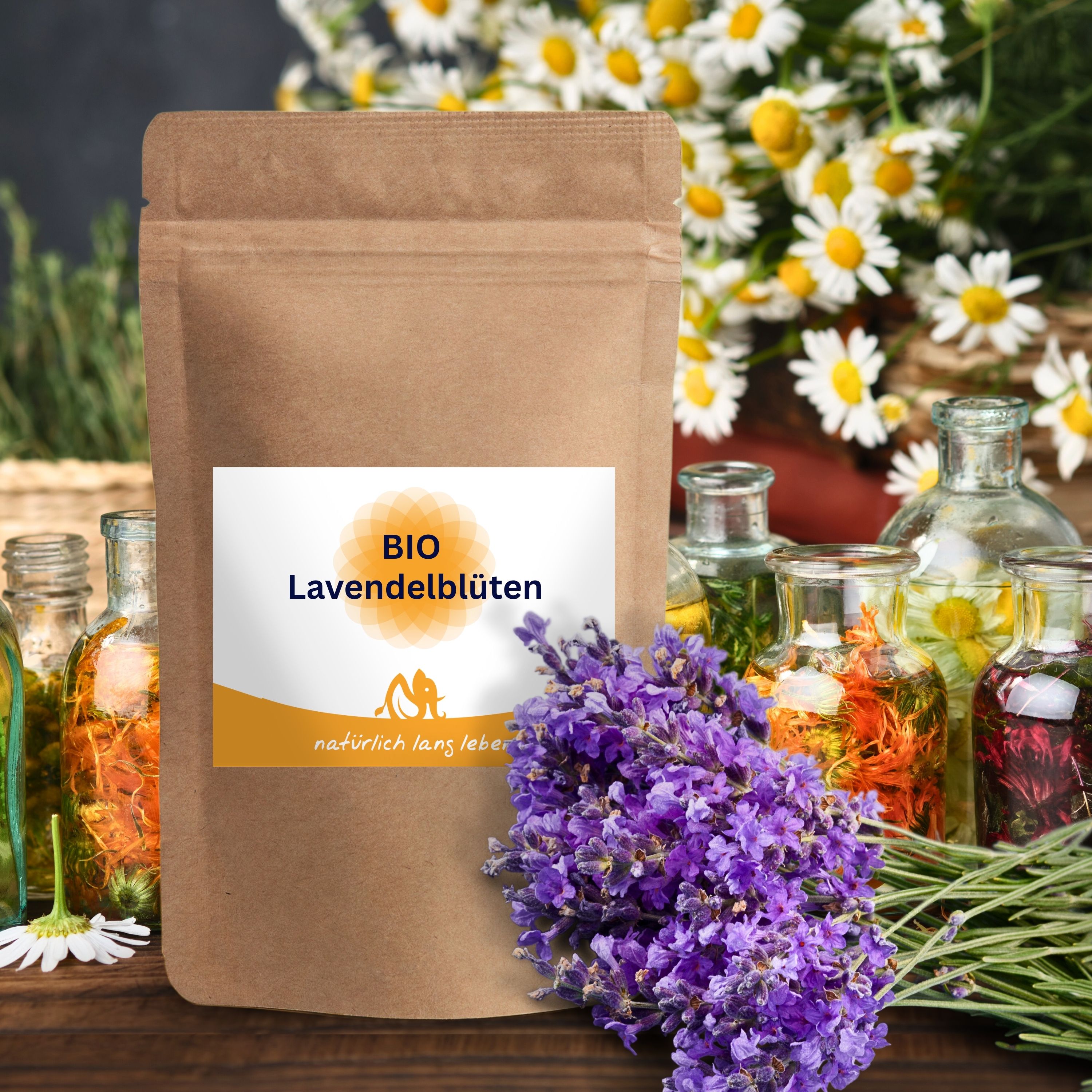 Braune Tüte mit Etikett: BIO Lavendelblüten. Lavendelblüten und Flaschen im Hintergrund. Logo und Schriftzug: natürlich lang leben.