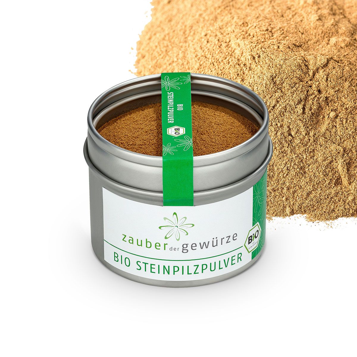Geöffnete Dose Steinpilzpulver mit Etikett "Zauber der Gewürze Bio Steinpilzpulver" und Bio-Siegel. Grüner Streifen mit "BIO". Haufen Pulver daneben.