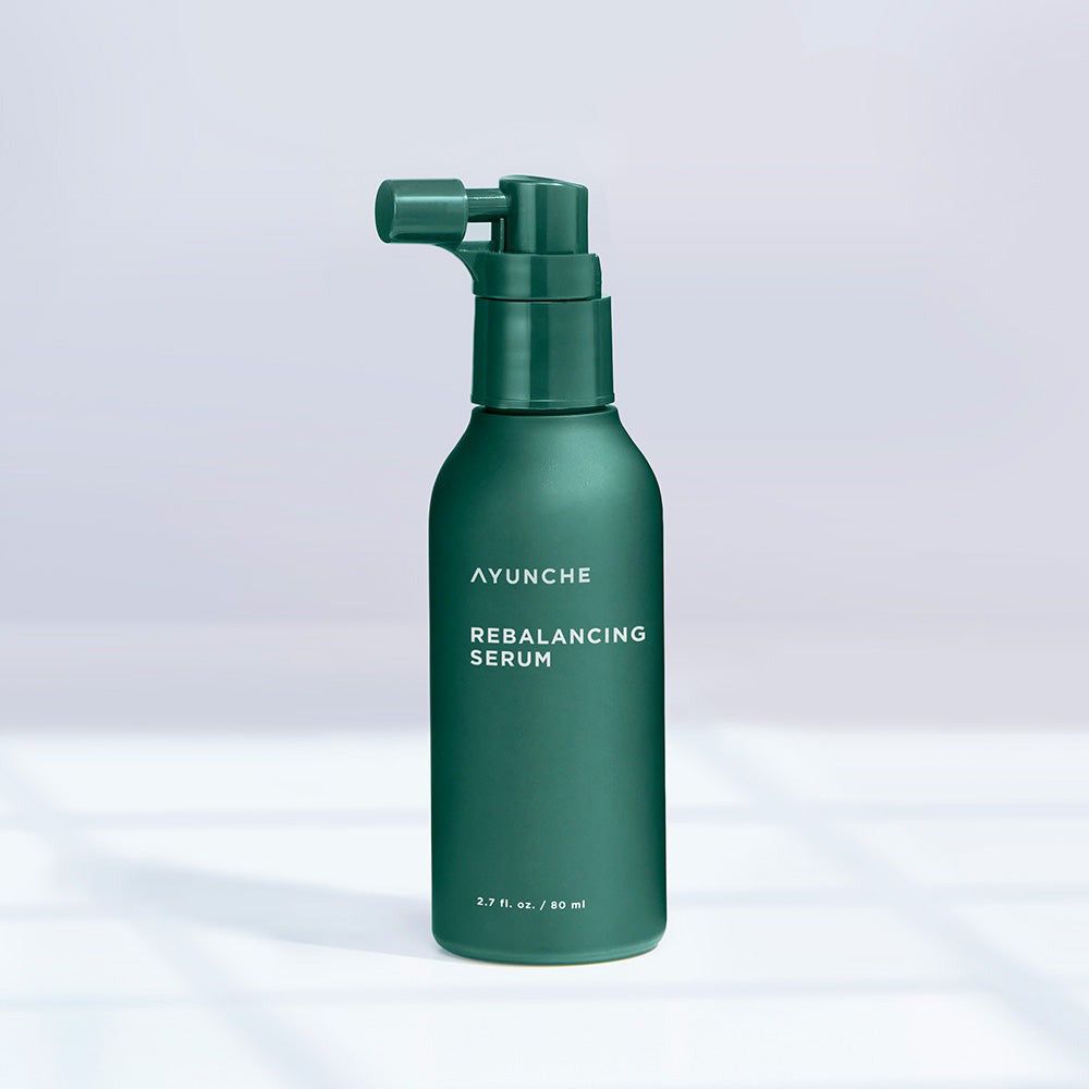 Dunkelgrüne Flasche mit Pumpspender für Ayunche Rebalancing Serum.