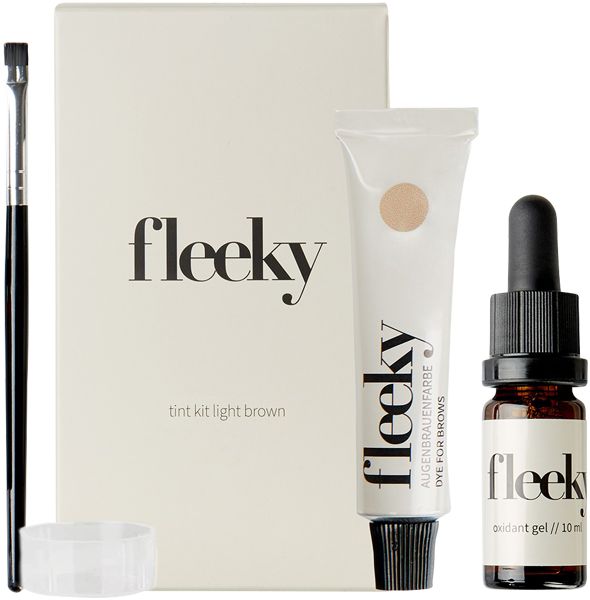 Kit mit 'fleeky', Pinsel, Tube, Fläschchen und Behälter. Auf weißem Hintergrund.