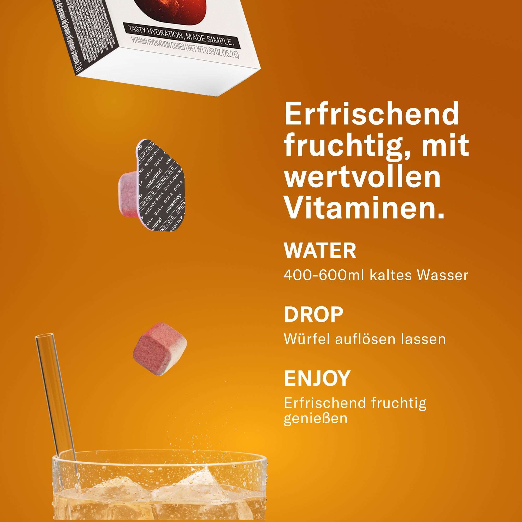 Glas mit Getränk und Eiswürfeln. Würfel und Text: Erfrischend fruchtig, mit wertvollen Vitaminen. Wasser, Drop, Enjoy.