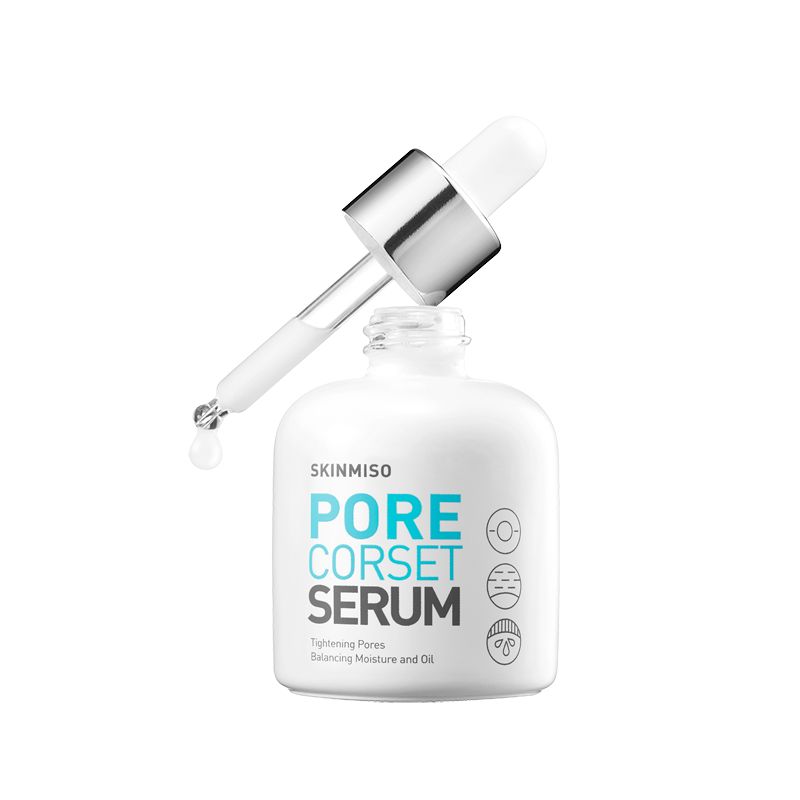 Weiße Flasche mit Pipette. Aufschrift: SKINMISO PORE CORSET SERUM. Tropfen Serum an der Pipette.