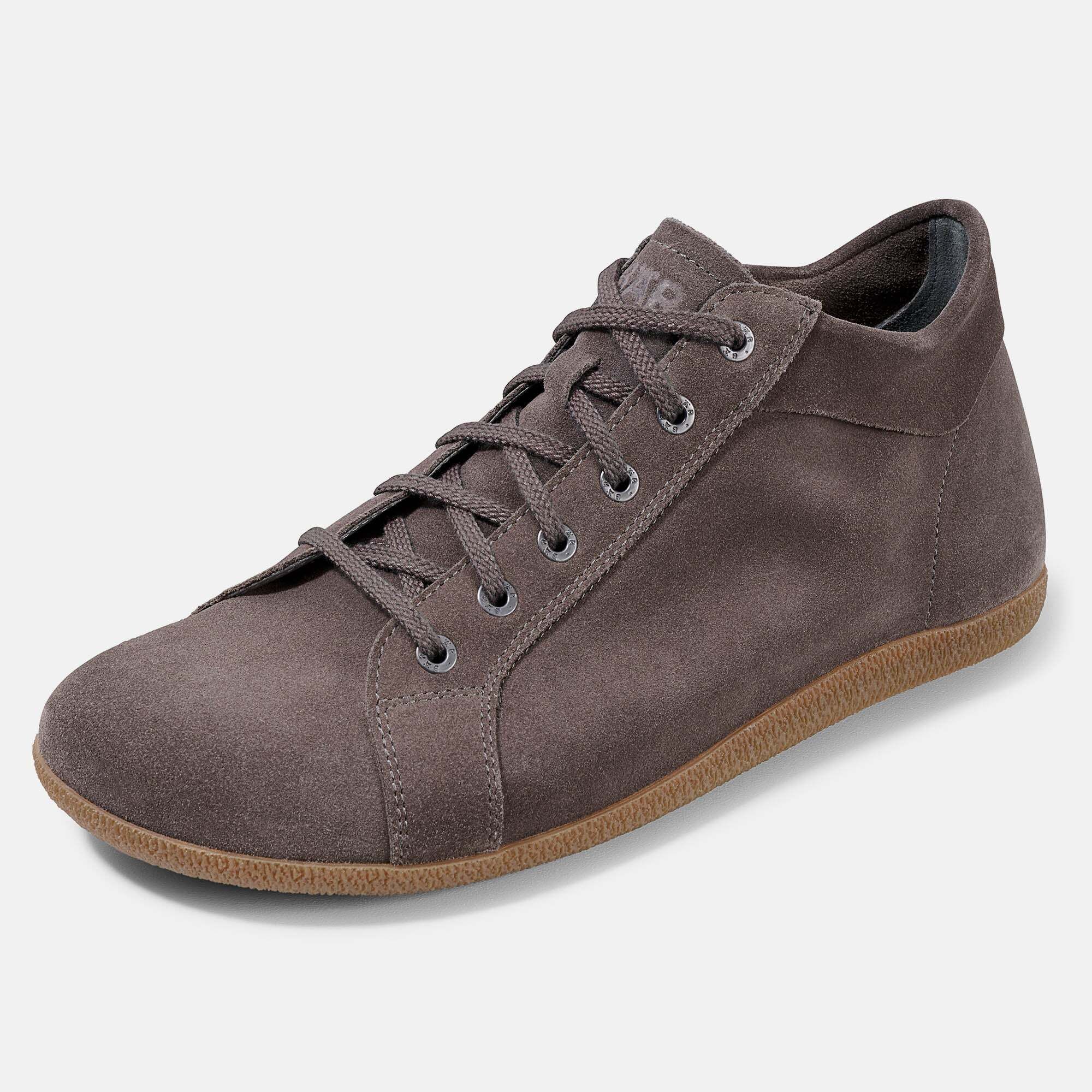 Graue Wildleder-Stiefelette für Herren, schräge Ansicht mit Schnürung und Gummisohle.