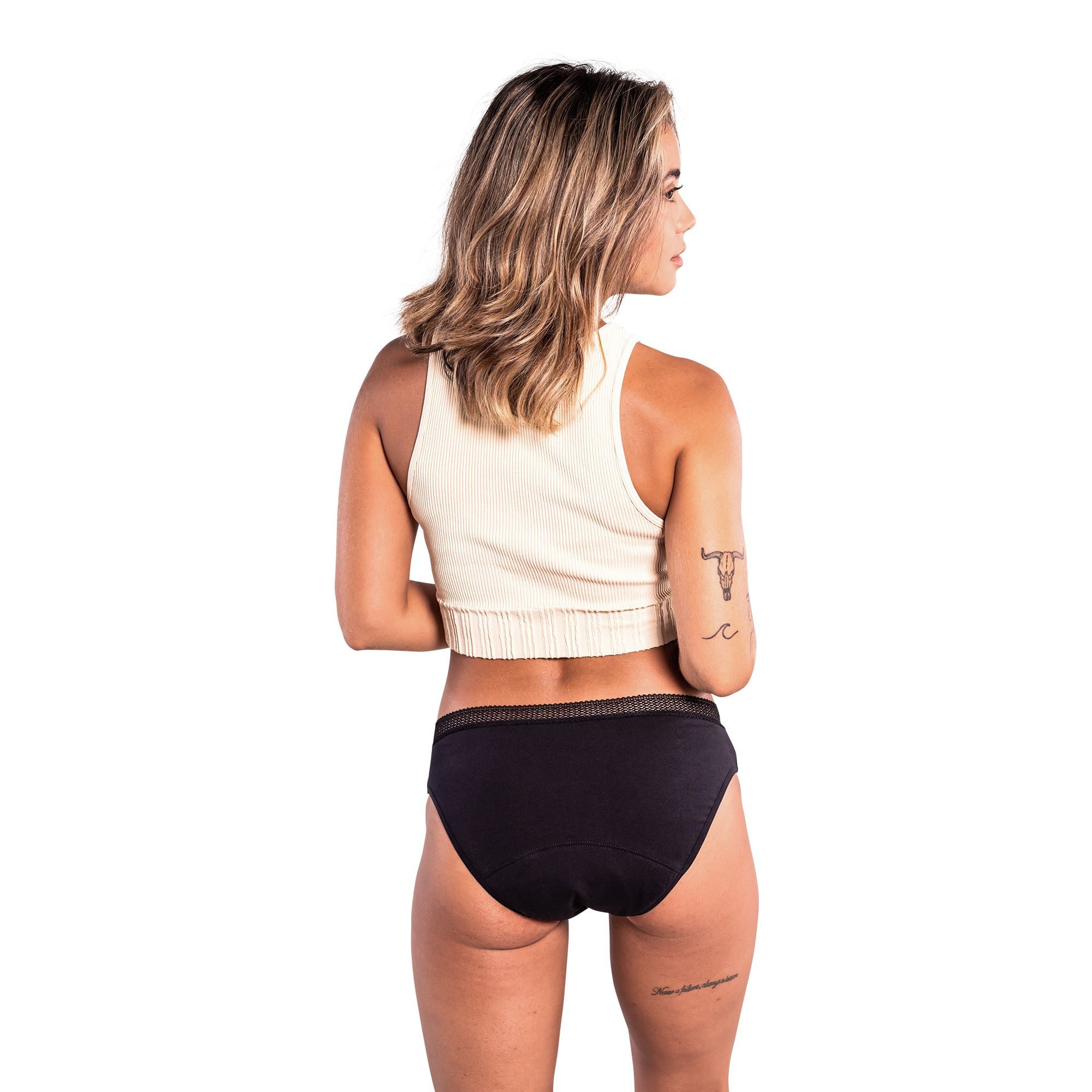 Frau mit schwarzem Slip. Slip mit Spitze am Bund. Rückansicht.
