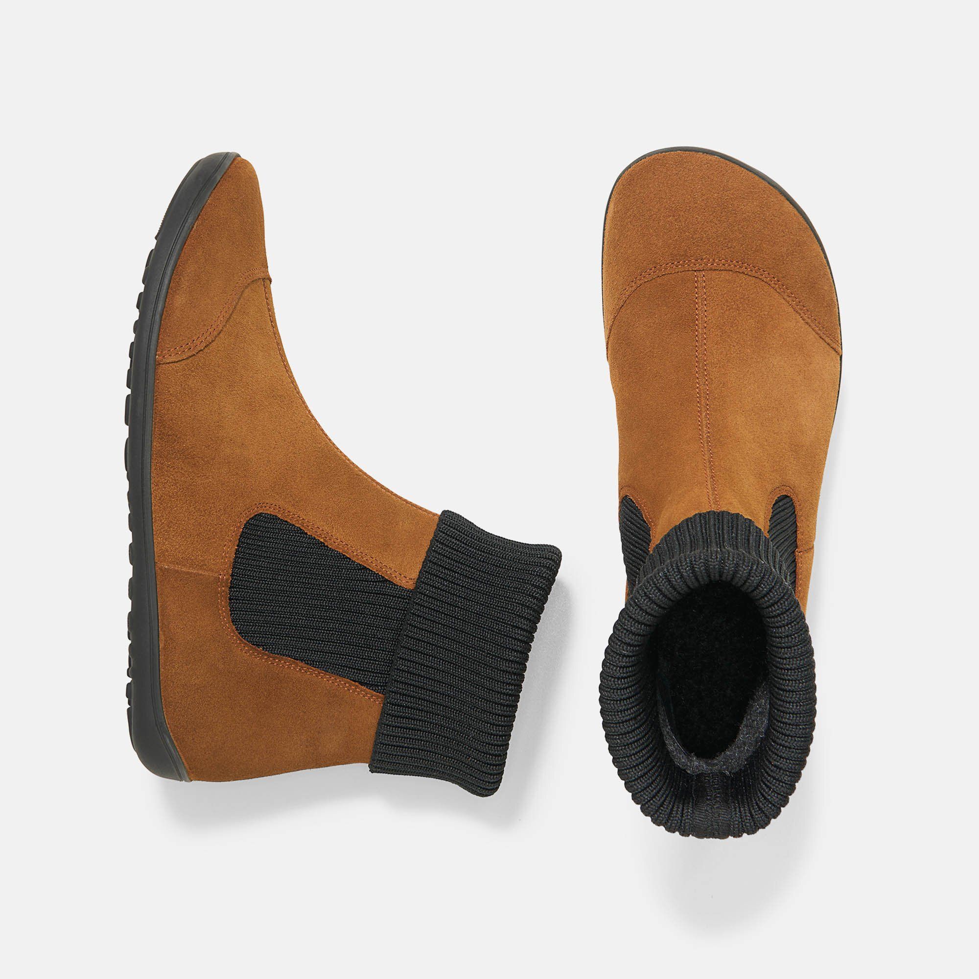 Braune Stiefelette von oben und von der Seite. Schwarzer Schaft. Flache Sohle. Gummizug. Innenfutter sichtbar.