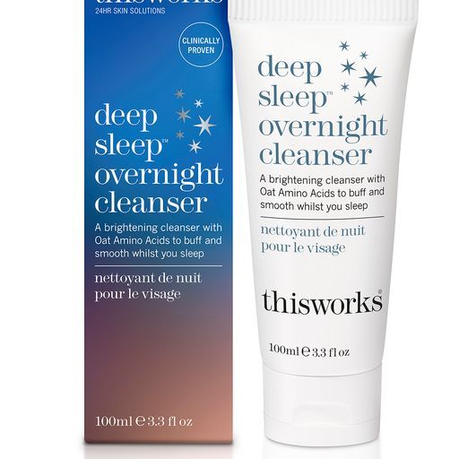 Weiße Tube mit Schriftzug 'deep sleep overnight cleanser'. Daneben eine blaue Schachtel mit Produktinformationen und dem Logo.