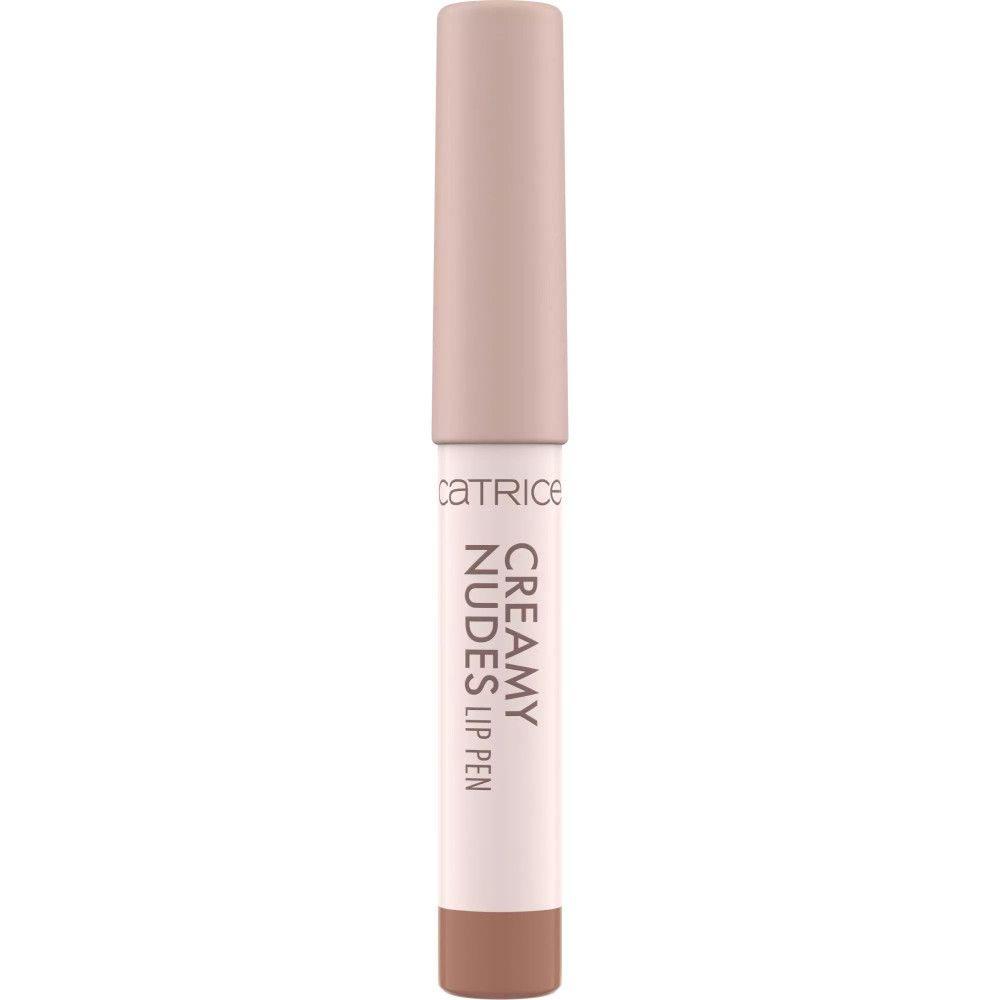 Lippenkonturenstift. Weißer Schaft mit brauner Spitze und Kappe. Aufschrift: CATRICE CREAMY NUDES LIP PEN.
