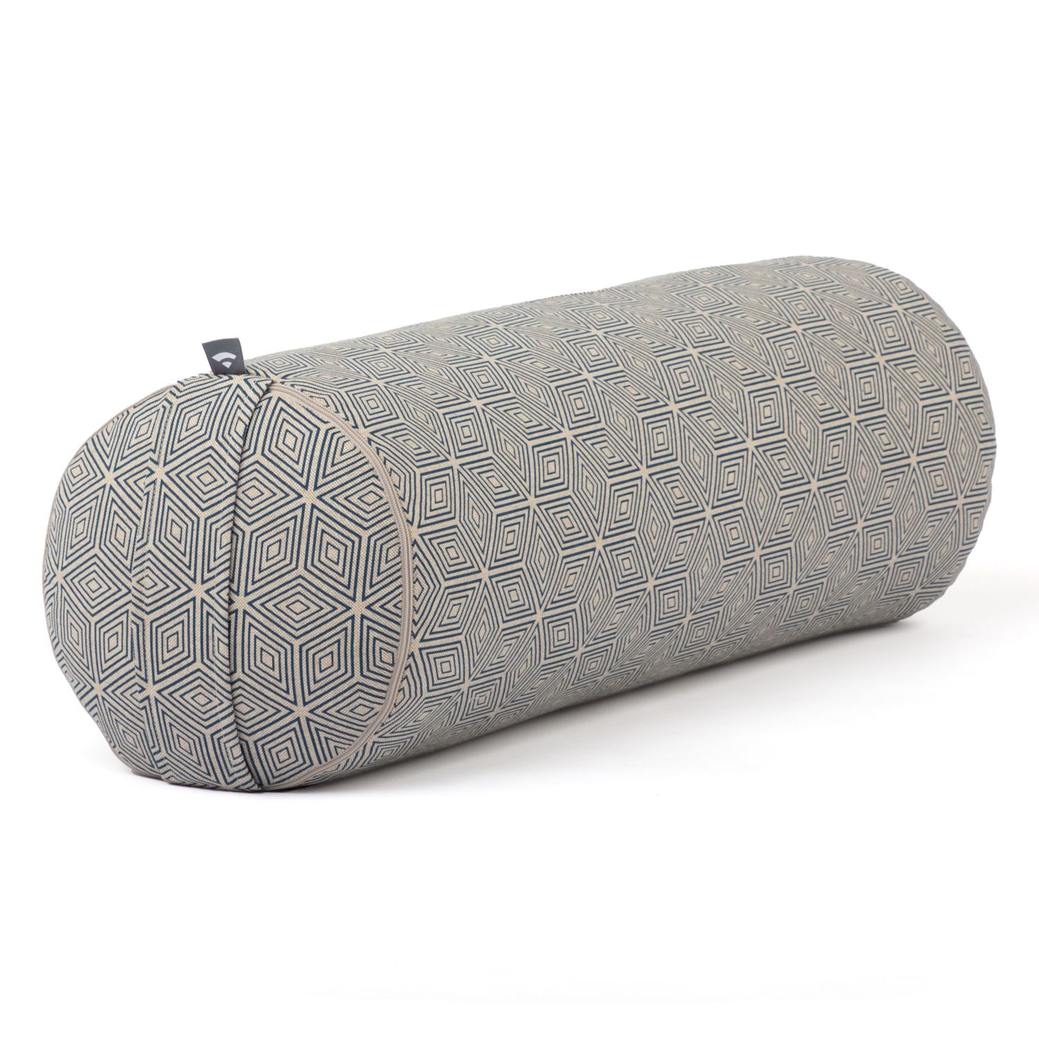 Zylinderförmiges Yoga-Bolster mit geometrischem Muster. Beige und dunkelblaue Farben. Schrägansicht.
