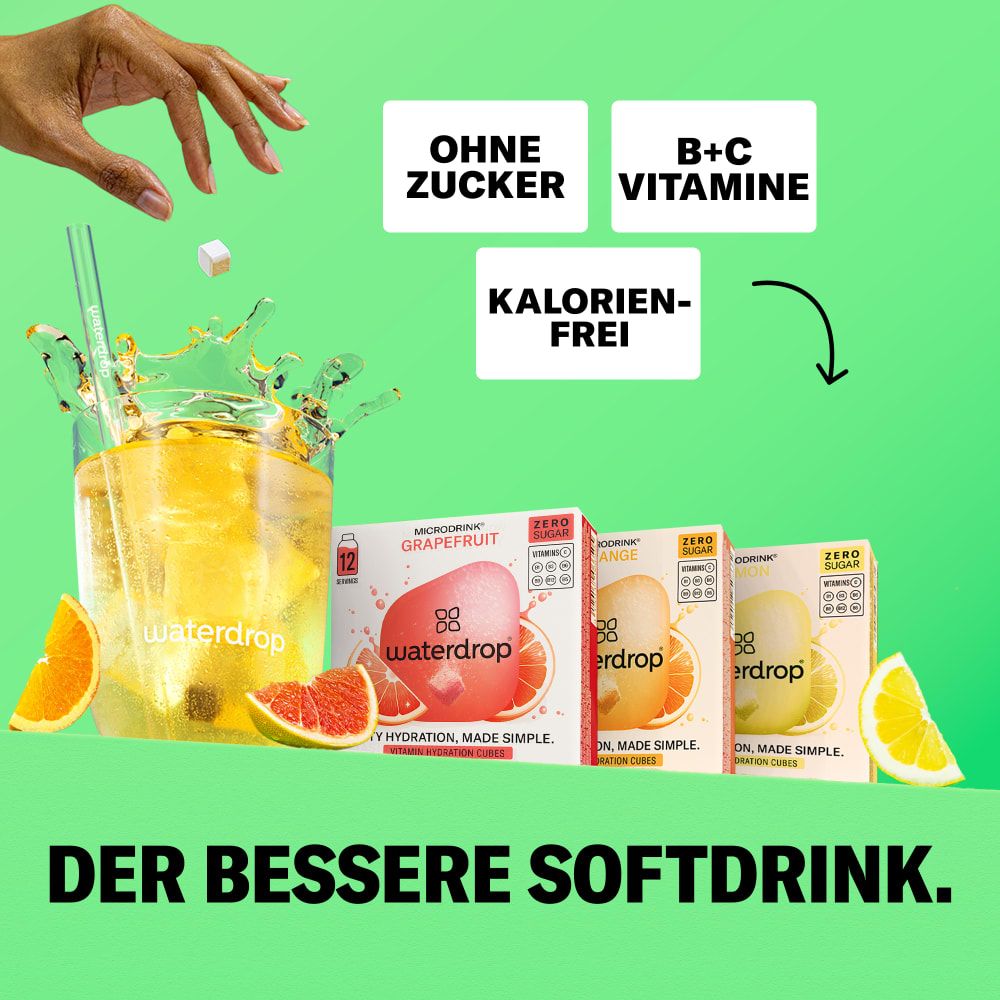 Glas mit Getränk, Würfel und drei Schachteln waterdrop®. Auf den Schachteln steht "Grapefruit", "Zitrone" und "Orange". Text: Ohne Zucker, B+C Vitamine, Kalorienfrei.