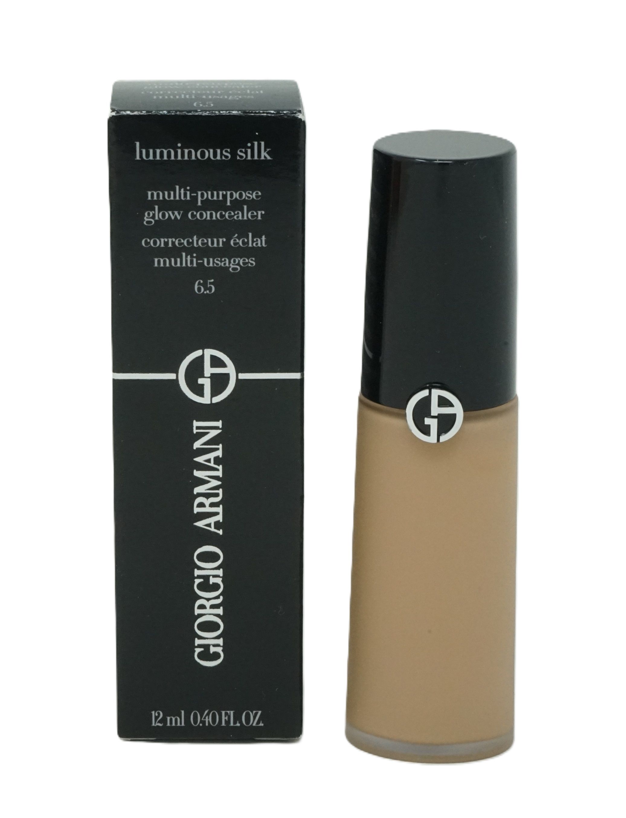 Giorgio Armani Luminous Silk Concealer 6,5. Beige Flasche mit schwarzem Deckel und schwarzer Verpackung. Logo und Produktbezeichnung sichtbar.
