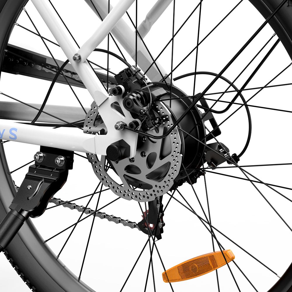 Hinterrad eines weißen Elektrofahrrads. Scheibenbremse, Zahnkranz, Schutzblech und Rückstrahler.