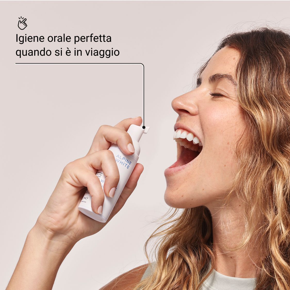 Donna che spruzza "ALPINE WHITE" in bocca. Testo: Igiene orale perfetta.