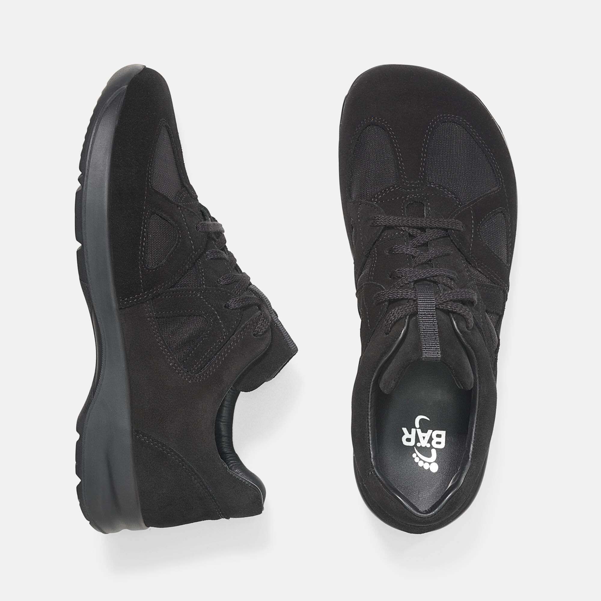 Schwarze Schnürschuhe, Draufsicht. Wildleder und Mesh. Breite Passform. Gummisohle. BÄR Logo auf der Innensohle.