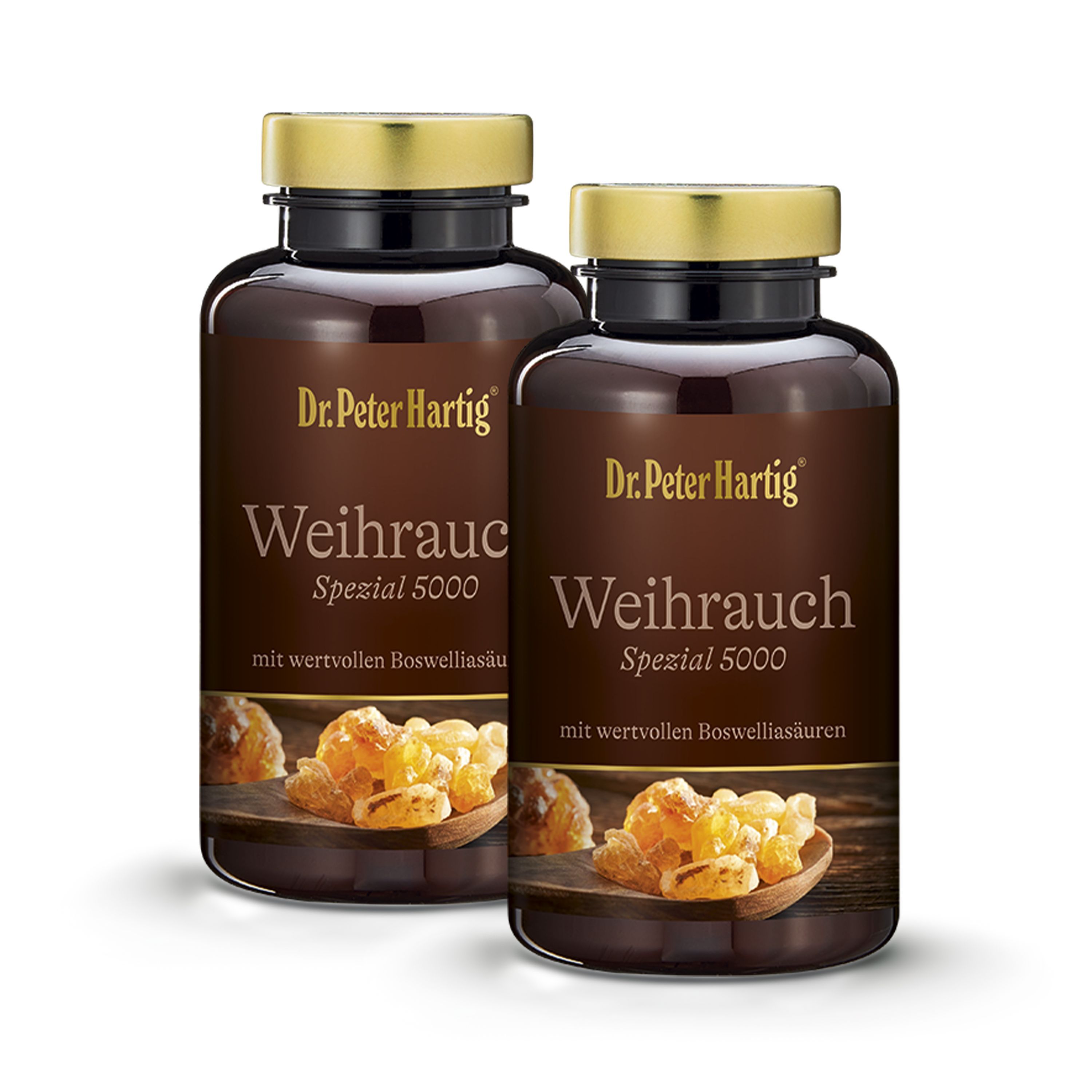 Zwei braune Flaschen mit goldenen Deckeln. Aufschrift: Dr. Peter Hartig Weihrauch Spezial 5000. Abbildung von Weihrauchharz.
