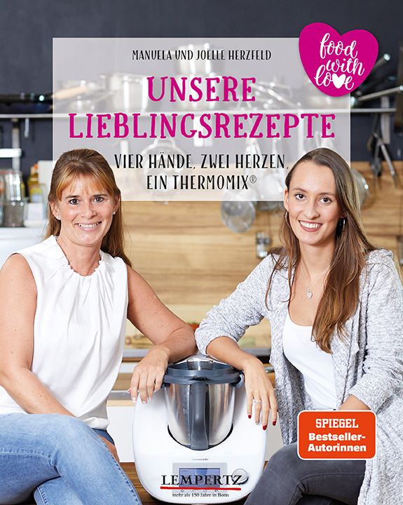 Buchcover mit Titel "Unsere Lieblingsrezepte". Zwei Frauen sitzen vor einem Thermomix. Autoren: Manuela und Joelle Herzfeld. Spiegel Bestseller-Autorinnen.