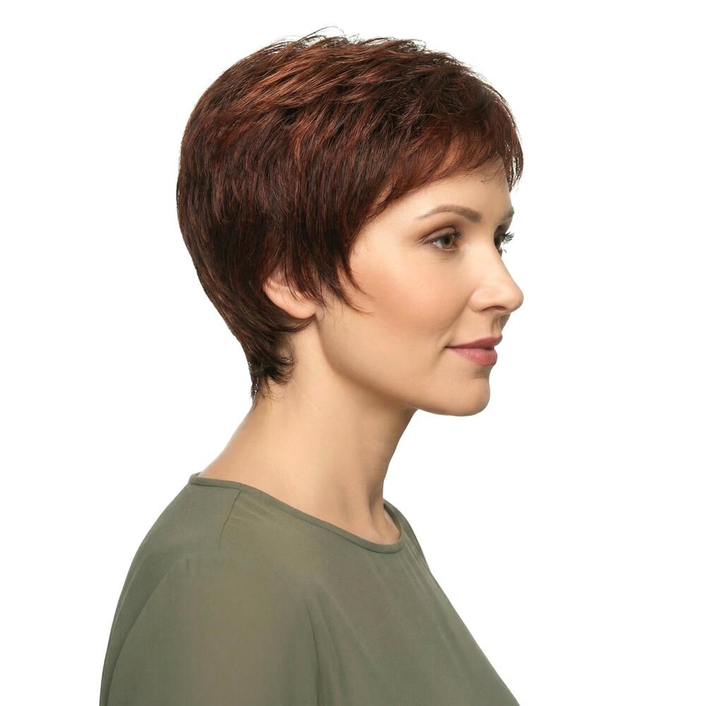 Kurzhaarperücke in Rotbraun. Seitenansicht einer Frau mit Perücke. Kurzer, gestufter Schnitt.