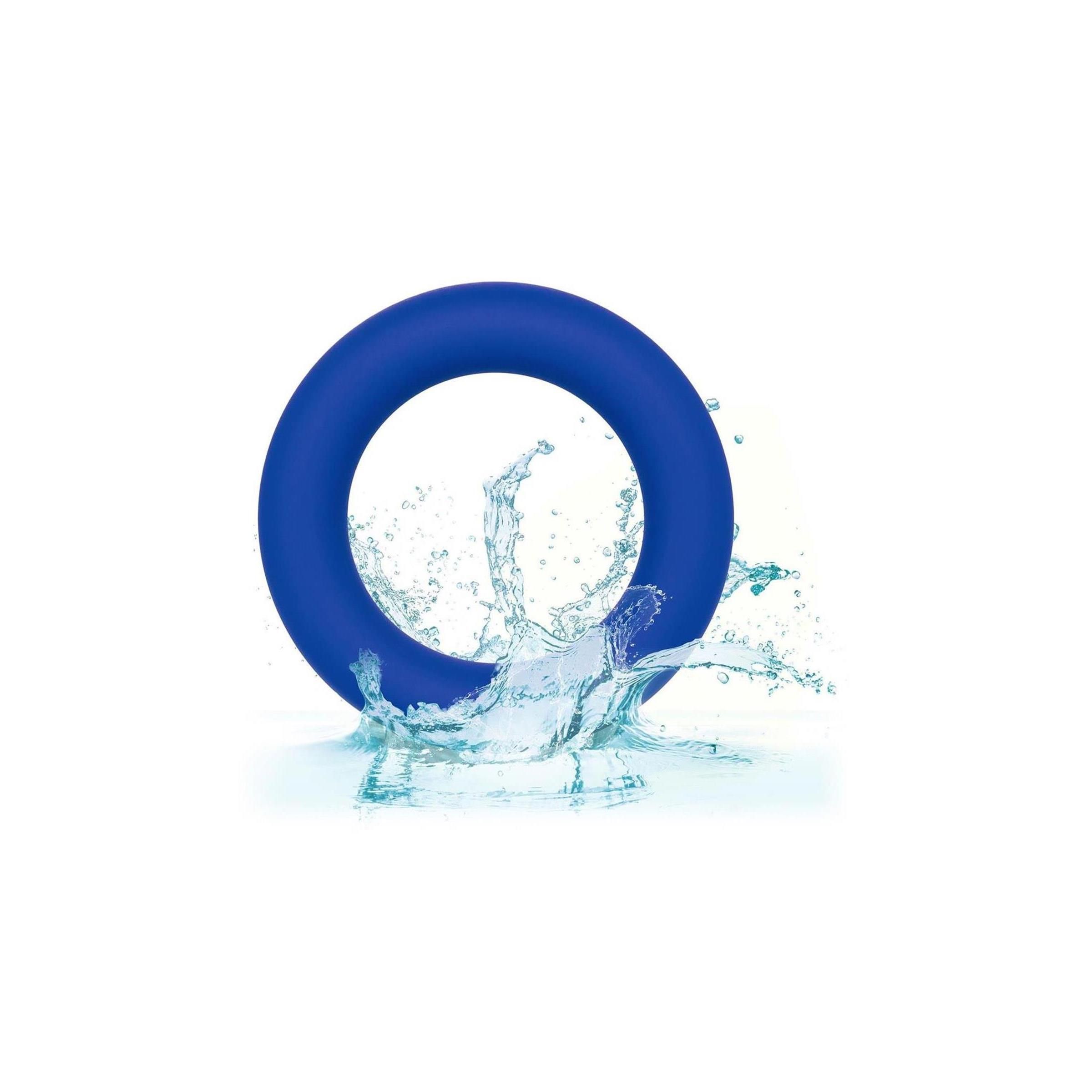 Blauer Cockring mit Wasserspritzern. Ring aus Silikon, rund mit Loch in der Mitte.