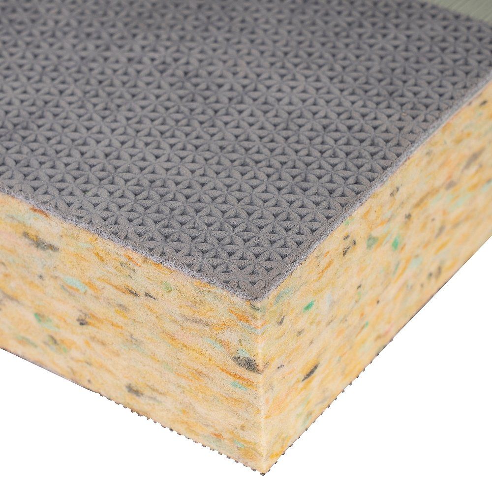 Judomatte Combat, Querschnitt. Mehrschichtiger Aufbau mit grauer, strukturierter Oberseite und gelbem Kern.