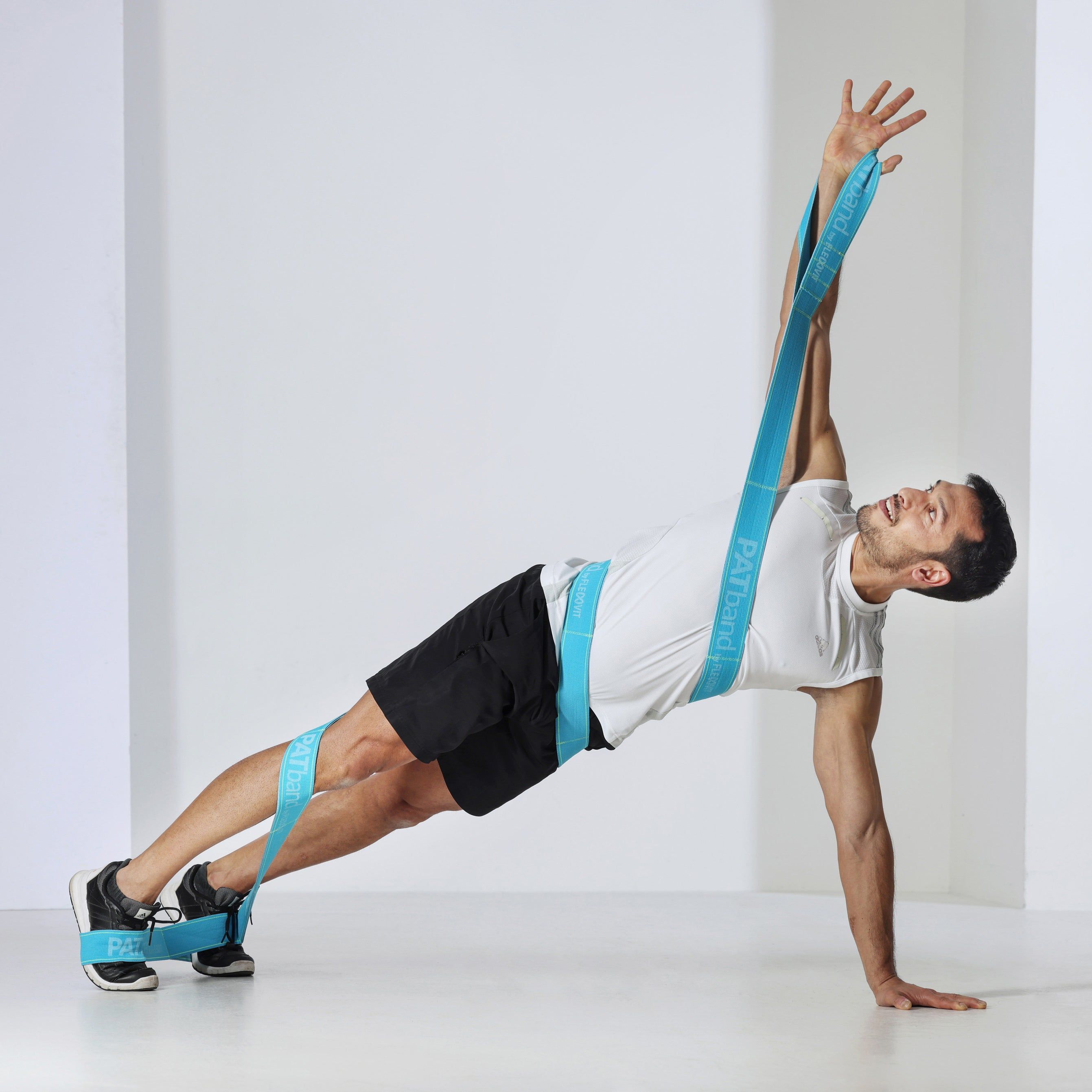 Mann in Sportkleidung mit FLEXVIT PATband. Der Mann macht eine Plank-Übung.