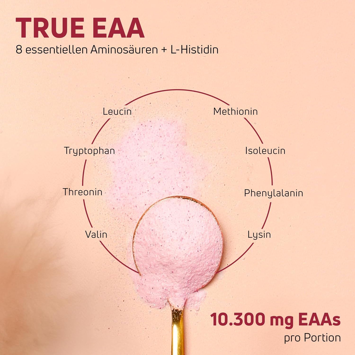 Löffel mit rosa Pulver, umgeben von Aminosäuren-Namen. Text: 10.300 mg EAAs pro Portion. Aufschrift: TRUE EAA. 8 essentielle Aminosäuren + L-Histidin.