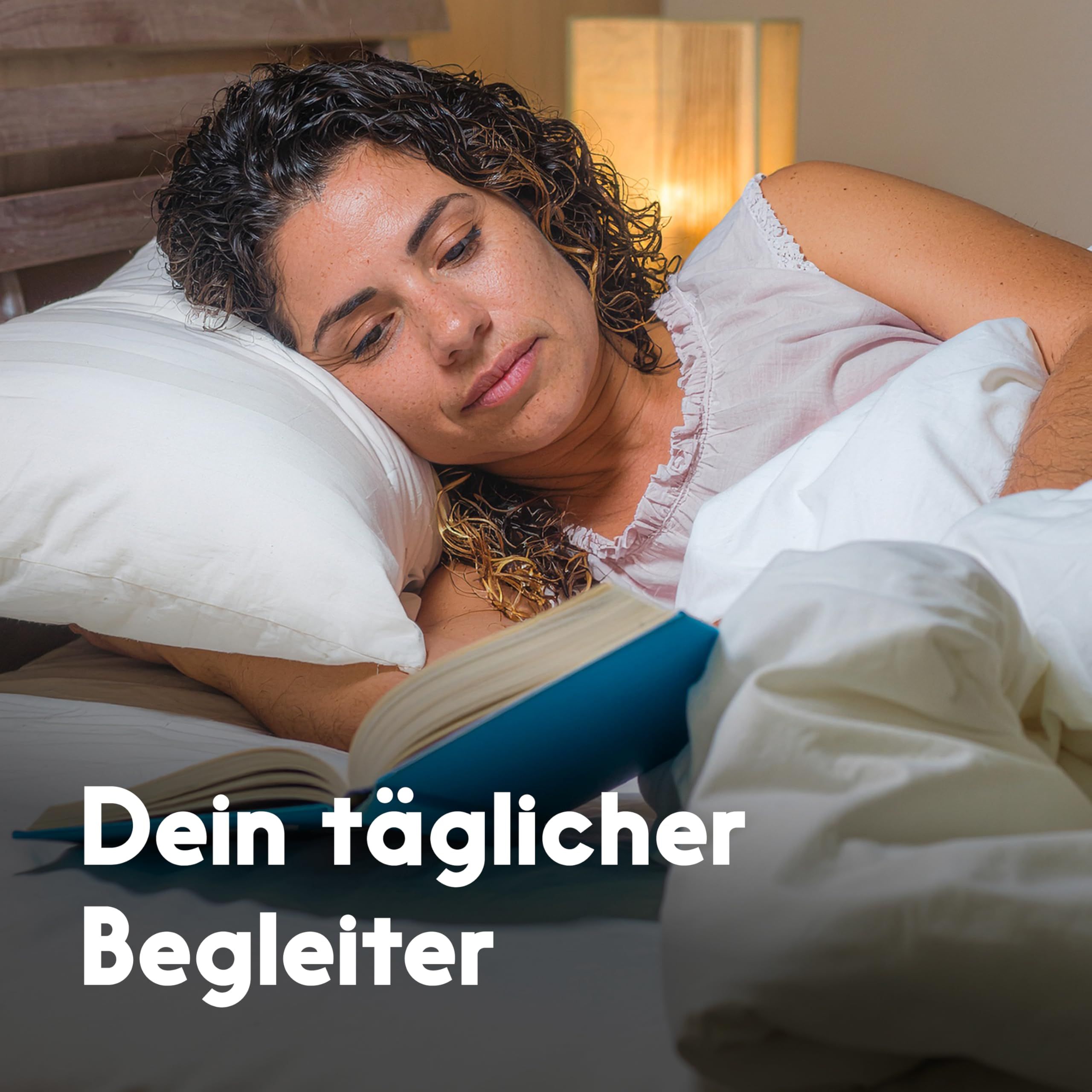 Frau liest im Bett, Text: Dein täglicher Begleiter.