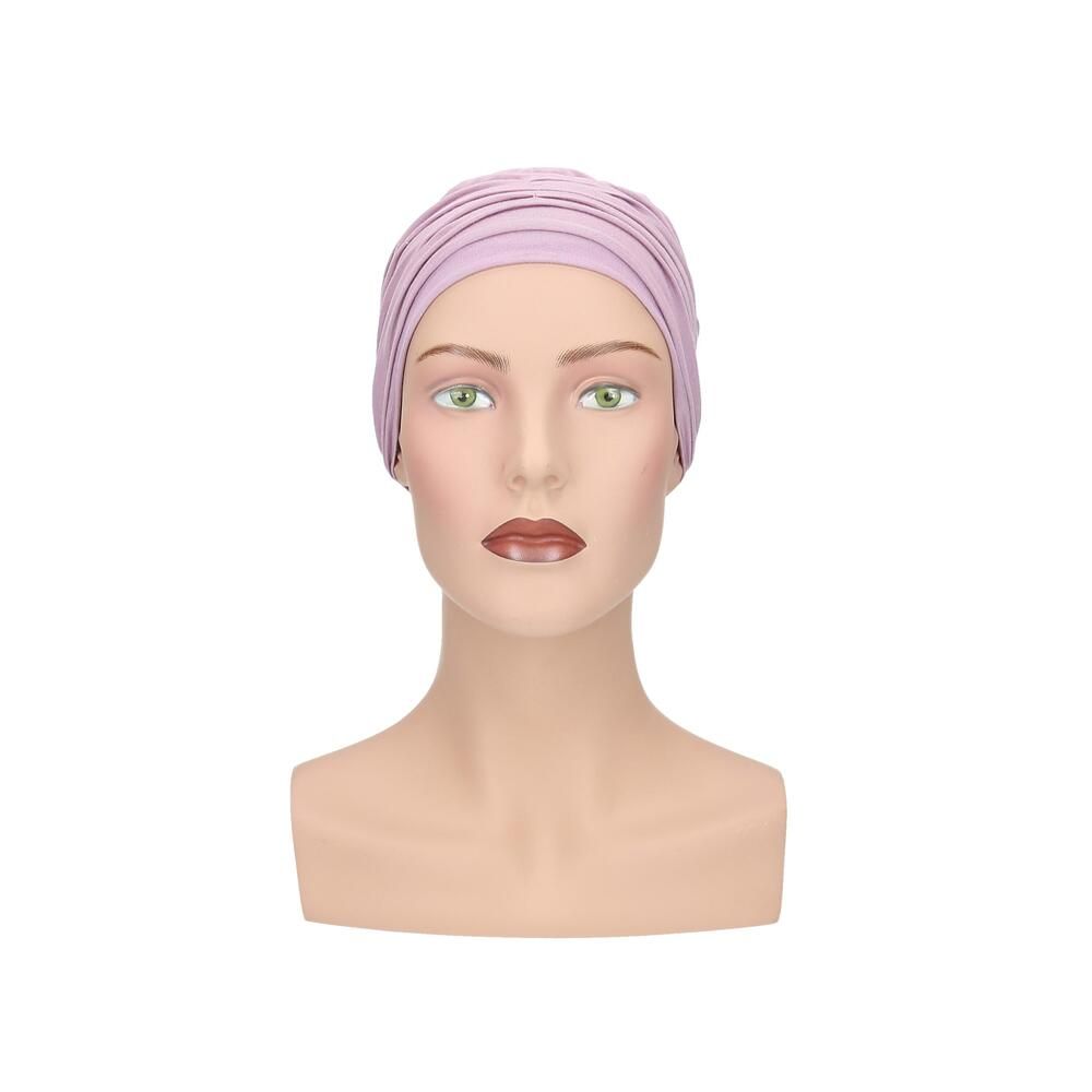 Helllila Turban auf einer Büste. Der Turban hat eine gerüschte Struktur.
