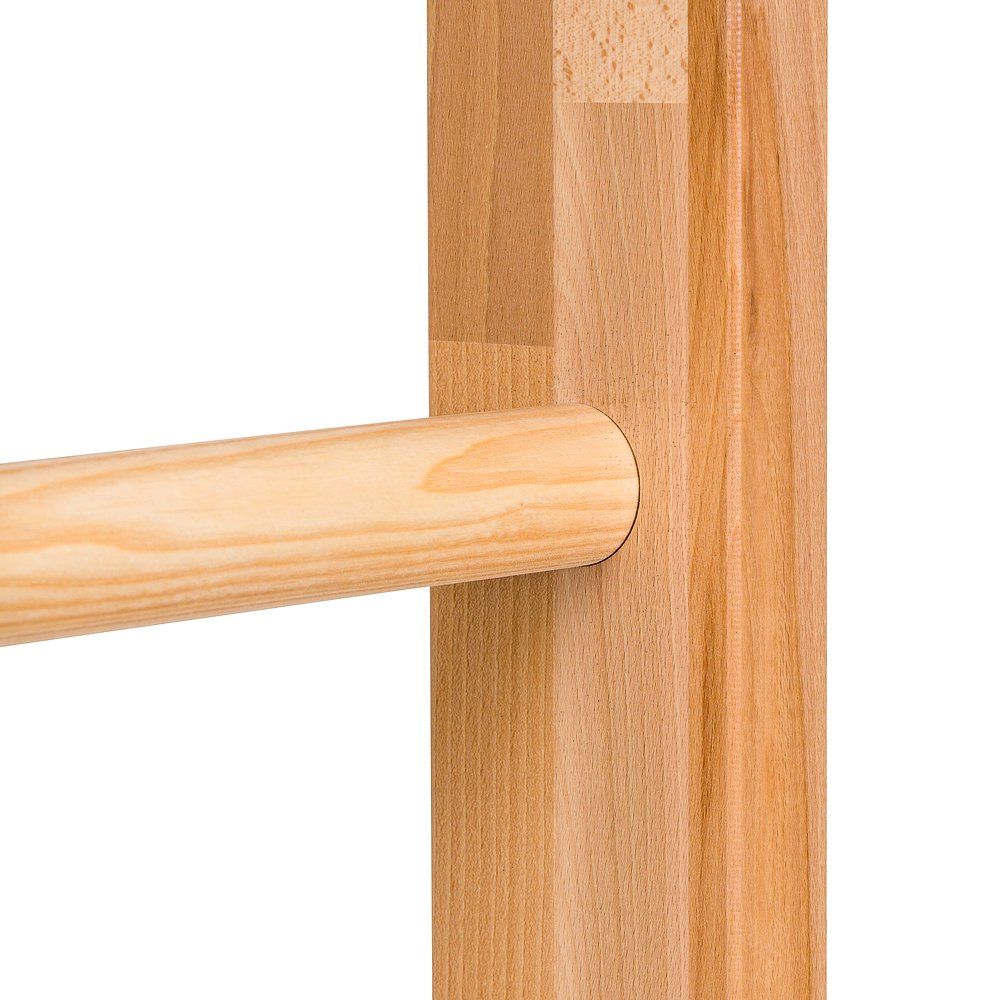 Detail der Sprossenwand. Holzsprosse in Holzrahmen eingesetzt. Runde Sprosse, eckiger Rahmen.