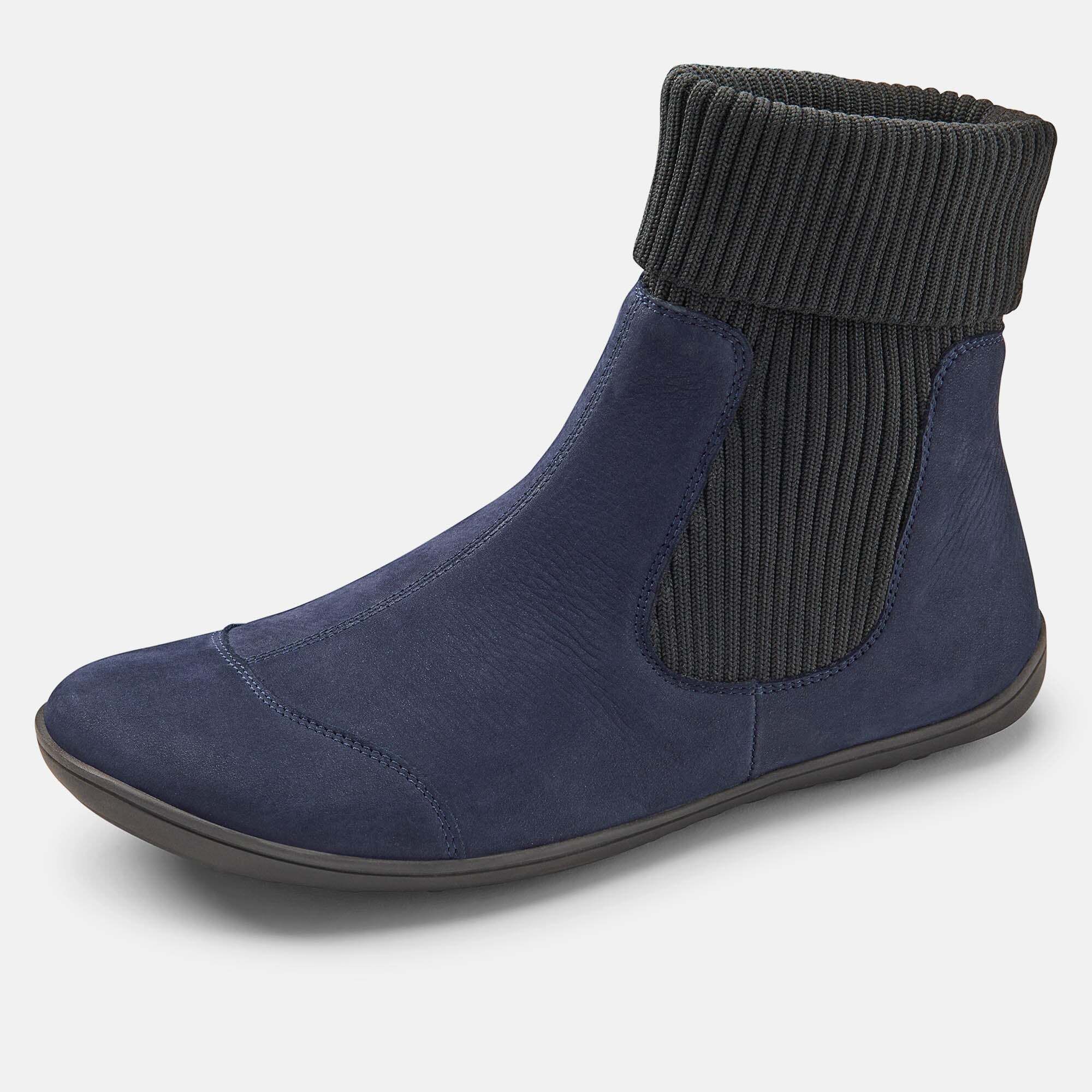 Dunkelblauer Stiefel mit grauem Strickbund und flacher Sohle.