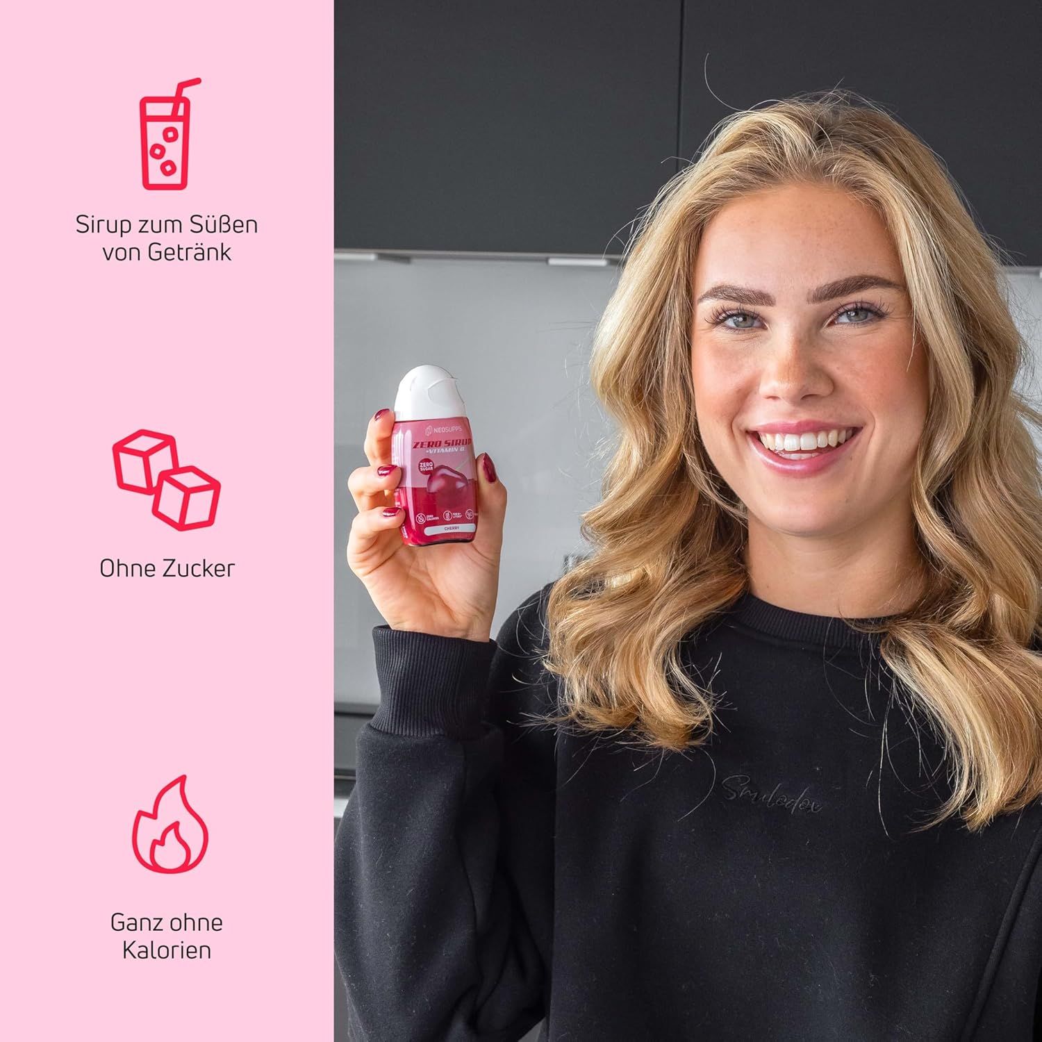 Frau hält eine Flasche Sirup. Auf der Flasche steht "Cherry". Daneben Icons: Getränk, Würfel, Flamme. Text: Ohne Zucker, ohne Kalorien.