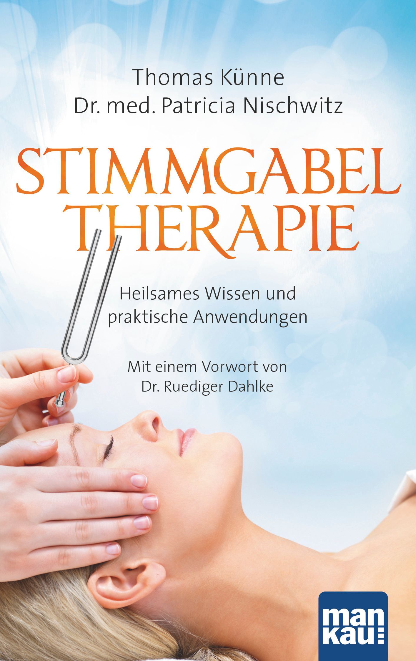 Buchcover mit Titel STIMMGABEL THERAPIE. Eine Stimmgabel wird an einer Person angewendet. Autoren: Thomas Künne, Dr. med. Patricia Nischwitz.