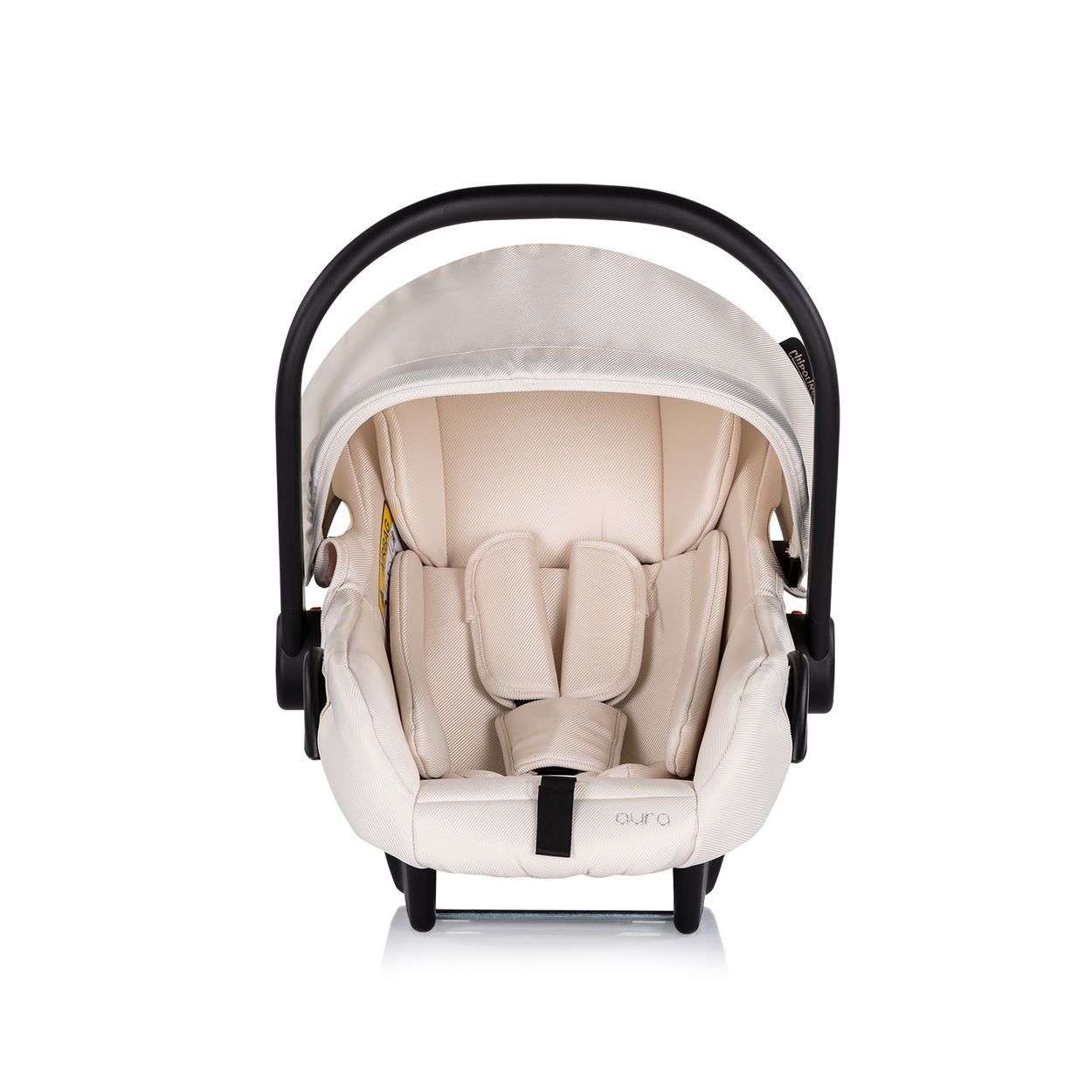 Baby-Autositz in Creme mit schwarzem Gestell und Sitzverkleinerer.