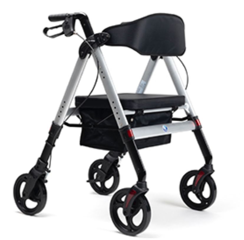 Rollator mit Sitz, Korb und Rückenlehne. Silberfarbener Rahmen, schwarze Räder und Sitzfläche. Vier Räder, Handgriffe.