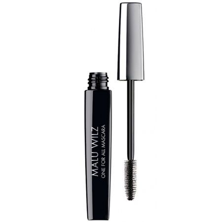 Schwarze Mascara-Tube mit silberner Kappe und Bürste. Auf der Tube steht "MALU WILZ ONE FOR ALL MASCARA".